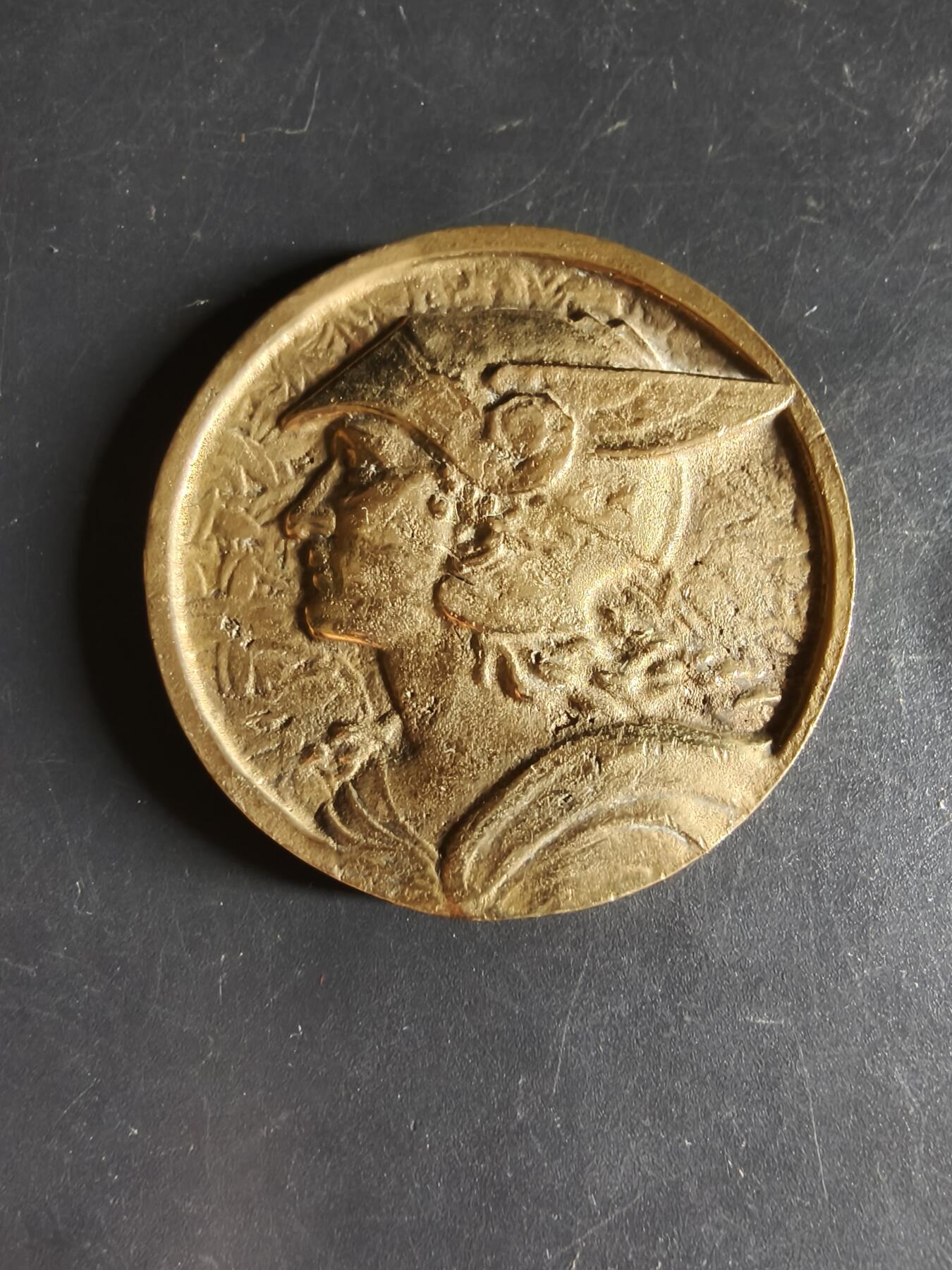 老王徽章第159期  法国装饰艺术风格戎装玛丽安娜大铜章     直径48mm.    重量56.4g