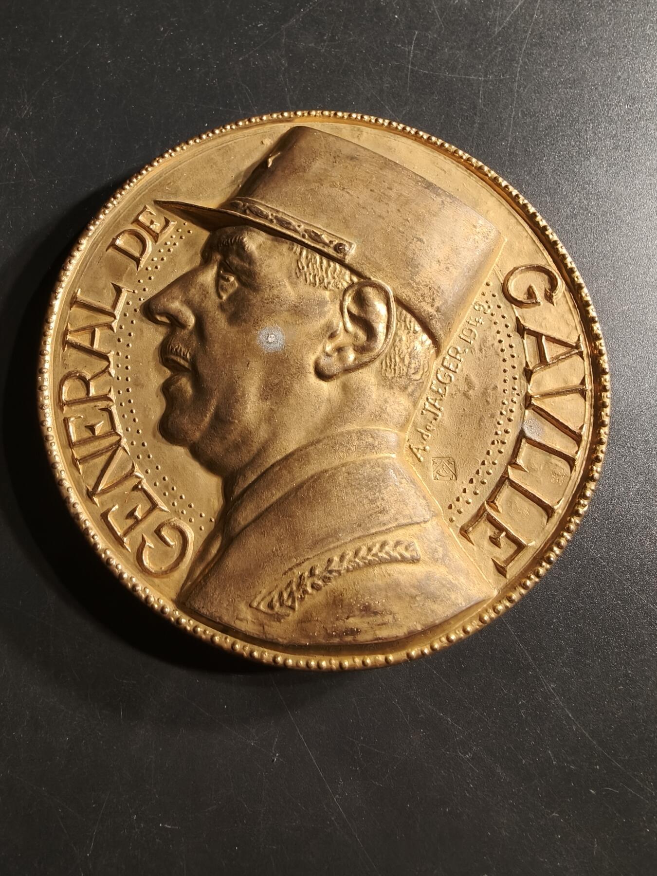 老王徽章第159期 法国夏尔戴高乐将军镀金大铜章     巨大尺寸    直径10.8cm.    重量757.5g.    高浮雕