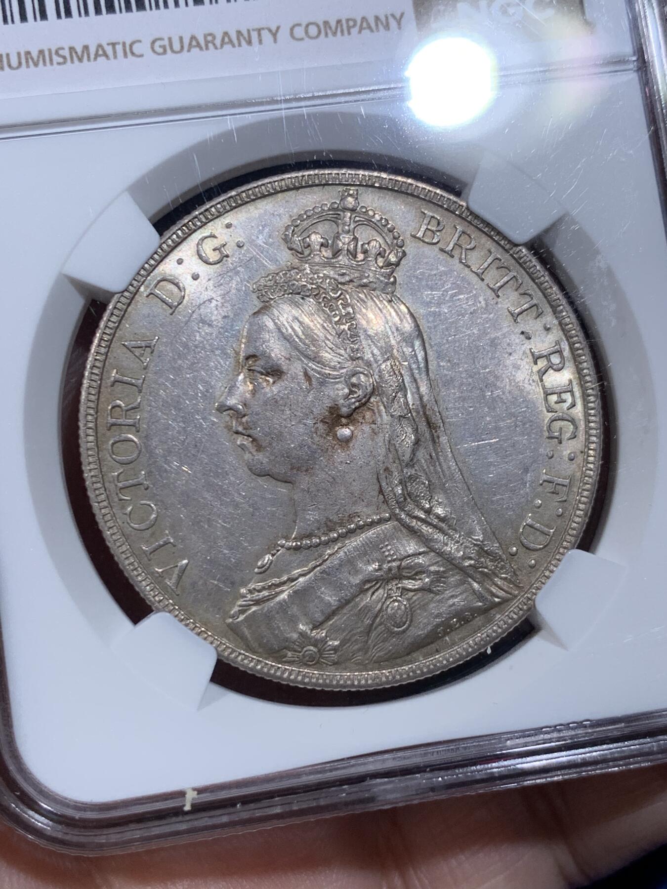 《竞宝斋》第433场 周日，周一 2场连拍 （全场包邮） NGC MS60 英国1887年维多利亚高冠马剑克朗，英国钱币名家Thorbum旧藏，双面带光，整体不错，适合自藏。