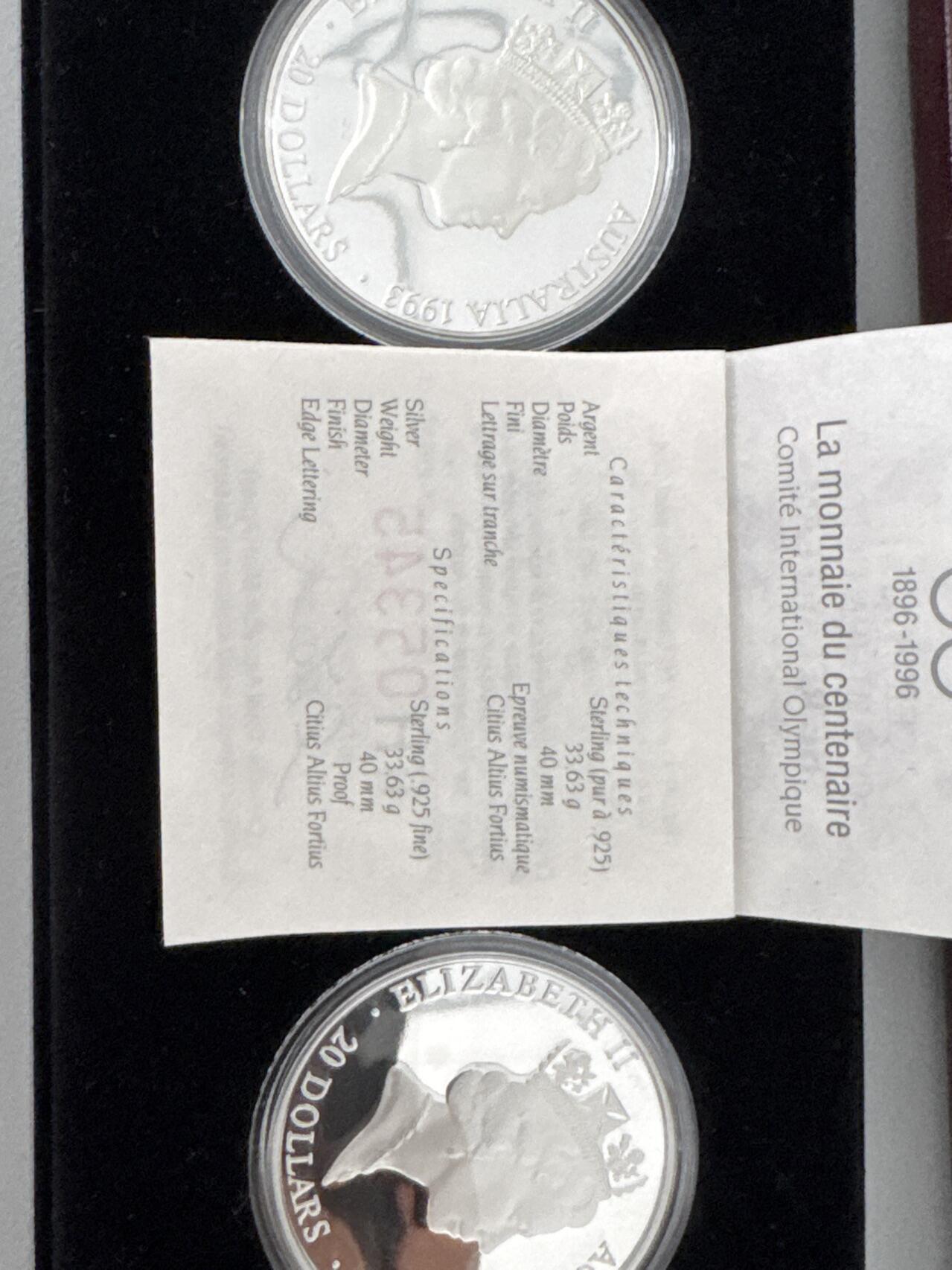 ❤️【币观天下】❤️ 第329期钱币拍卖- 2025.10.31周五晚上6点半场-长期征集拍品 2*1盎司盒证齐全澳大利亚1993年奥运百年-参与、友谊、公平竞争精制纪念银币2枚套925银33.63克+33.63克，直径40毫米