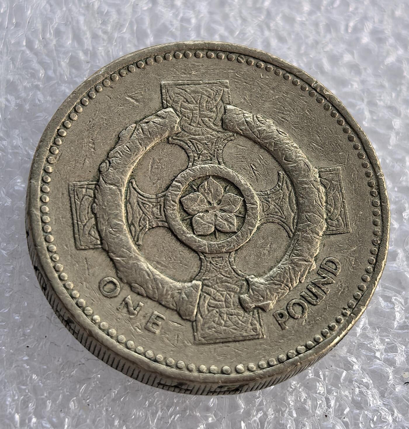 外国优质纪念币银币，周六晚上九点倒数截拍，满百包邮，可寄存半年，喜欢朋友微信扫描二维码可直接参拍 英国凯尔特十字架1镑