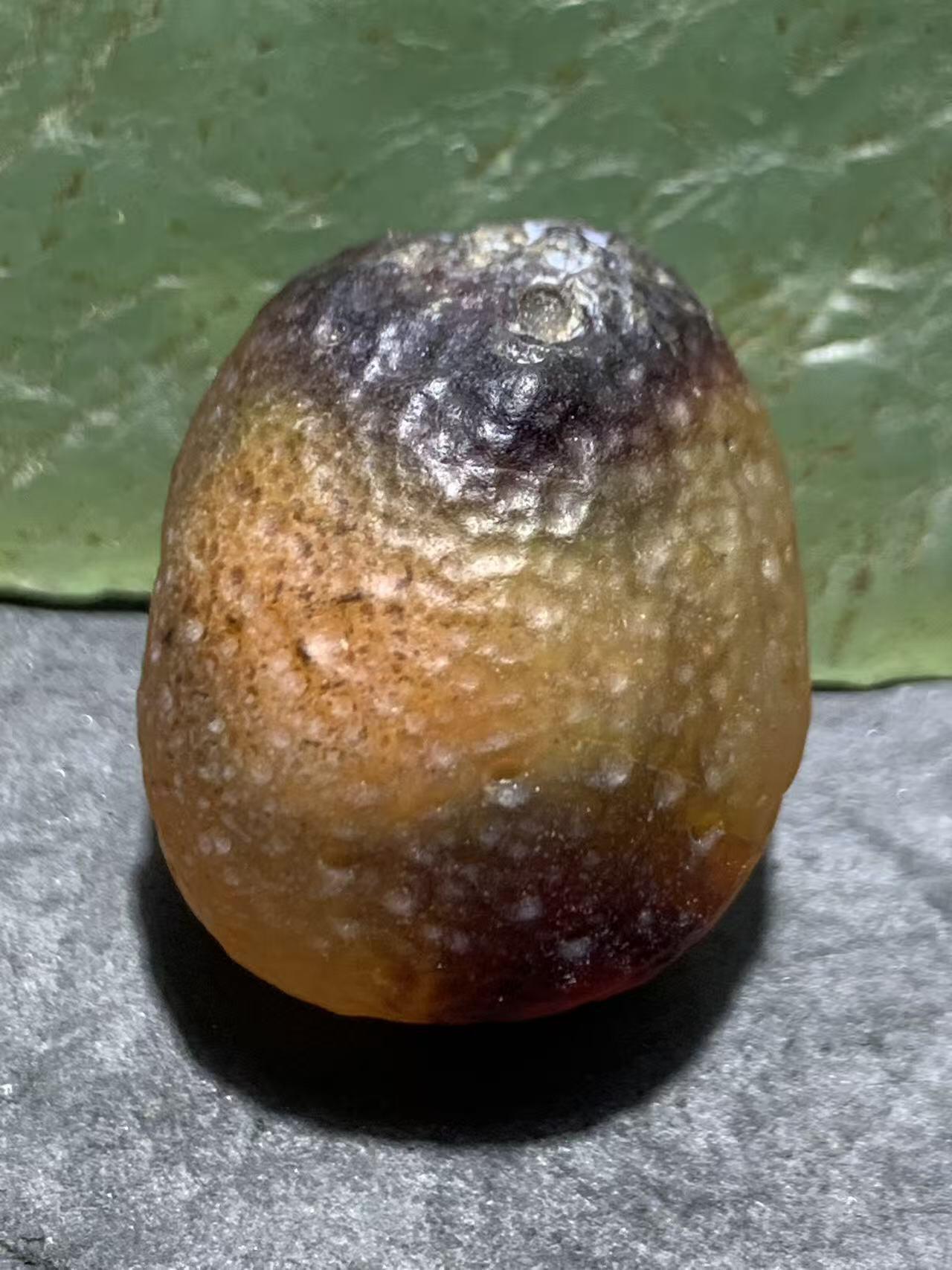 精美天然戈壁阿拉善麻皮酒红色俏色糖心大珠子一个，