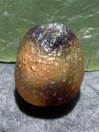 精美天然戈壁阿拉善麻皮酒红色俏色糖心大珠子一个， - 精美天然戈壁阿拉善麻皮酒红色俏色糖心大珠子一个，