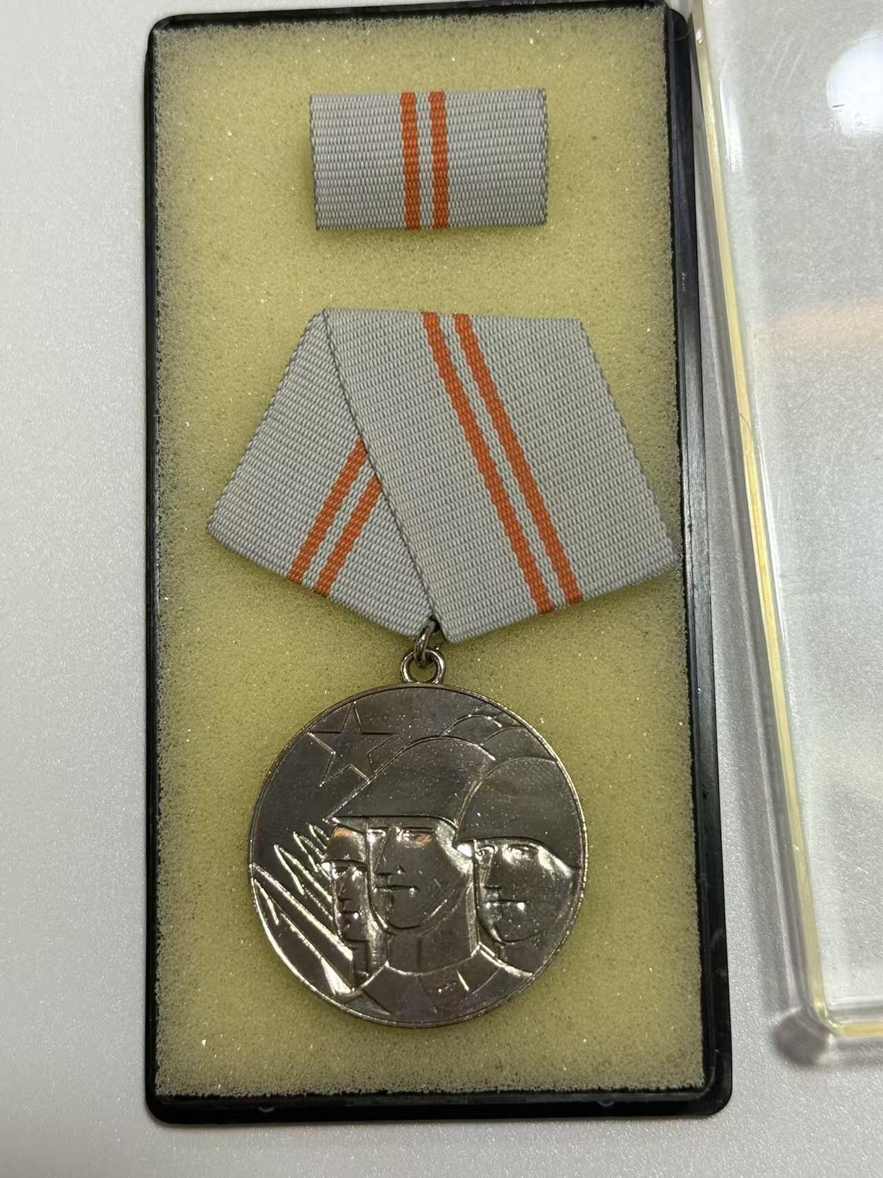 韵星假日精品2025秋季军品类拍卖会-- Rimey Holidays Boutique 2025 Autumn Militaria Sale 民主德国银级巩固战斗友谊奖章带盒略 授予参与国际军事行动的军人和准军事组织成员