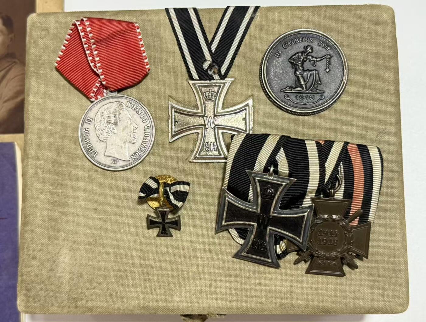 韵星假日精品2025秋季军品类拍卖会-- Rimey Holidays Boutique 2025 Autumn Militaria Sale 帝德铁十字定制盒收藏一组（包含镶嵌有二级铁十字勋章的定制盒一个、kag厂标二铁➕兴登堡奖章二联排一组、二级铁十字勋章纽扣迷你章一枚、巴伐利亚王国士兵证书一本、巴伐利亚王国路德维西国王纪念章一枚、巴伐利亚王国士兵cdv照片一张、一战爱国者之铁奖章、兴登堡元帅图像纪念品）本组藏品共8件