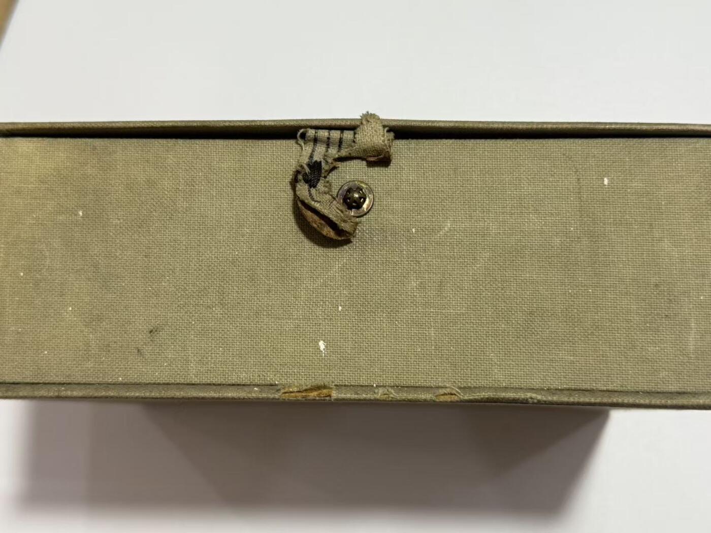 韵星假日精品2025秋季军品类拍卖会-- Rimey Holidays Boutique 2025 Autumn Militaria Sale 帝德铁十字定制盒收藏一组（包含镶嵌有二级铁十字勋章的定制盒一个、kag厂标二铁➕兴登堡奖章二联排一组、二级铁十字勋章纽扣迷你章一枚、巴伐利亚王国士兵证书一本、巴伐利亚王国路德维西国王纪念章一枚、巴伐利亚王国士兵cdv照片一张、一战爱国者之铁奖章、兴登堡元帅图像纪念品）本组藏品共8件