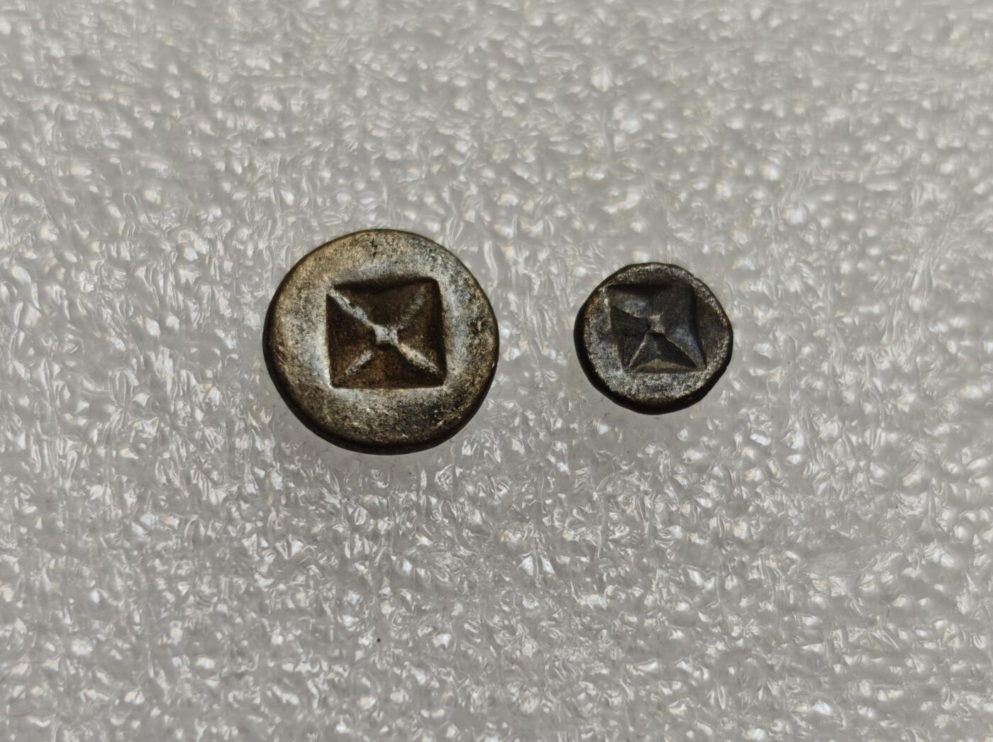 瓶子🏺第214期拍卖会  8世纪三佛齐王国檀香花图案打制银币1对