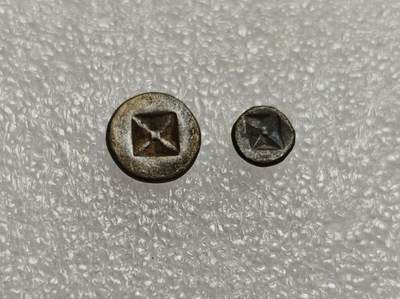 瓶子🏺第214期拍卖会 -  8世纪三佛齐王国檀香花图案打制银币1对