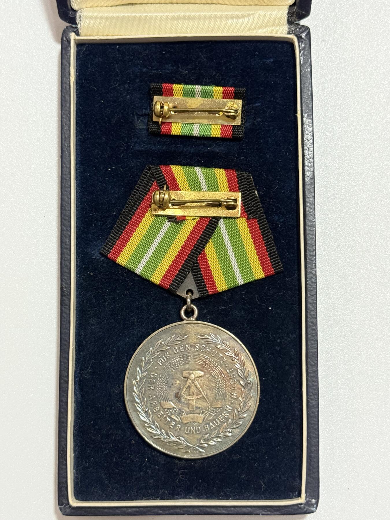 韵星假日精品2025秋季军品类拍卖会-- Rimey Holidays Boutique 2025 Autumn Militaria Sale 民主德国人民军银级忠诚服役奖章带盒略 极早期提手挂900银版本