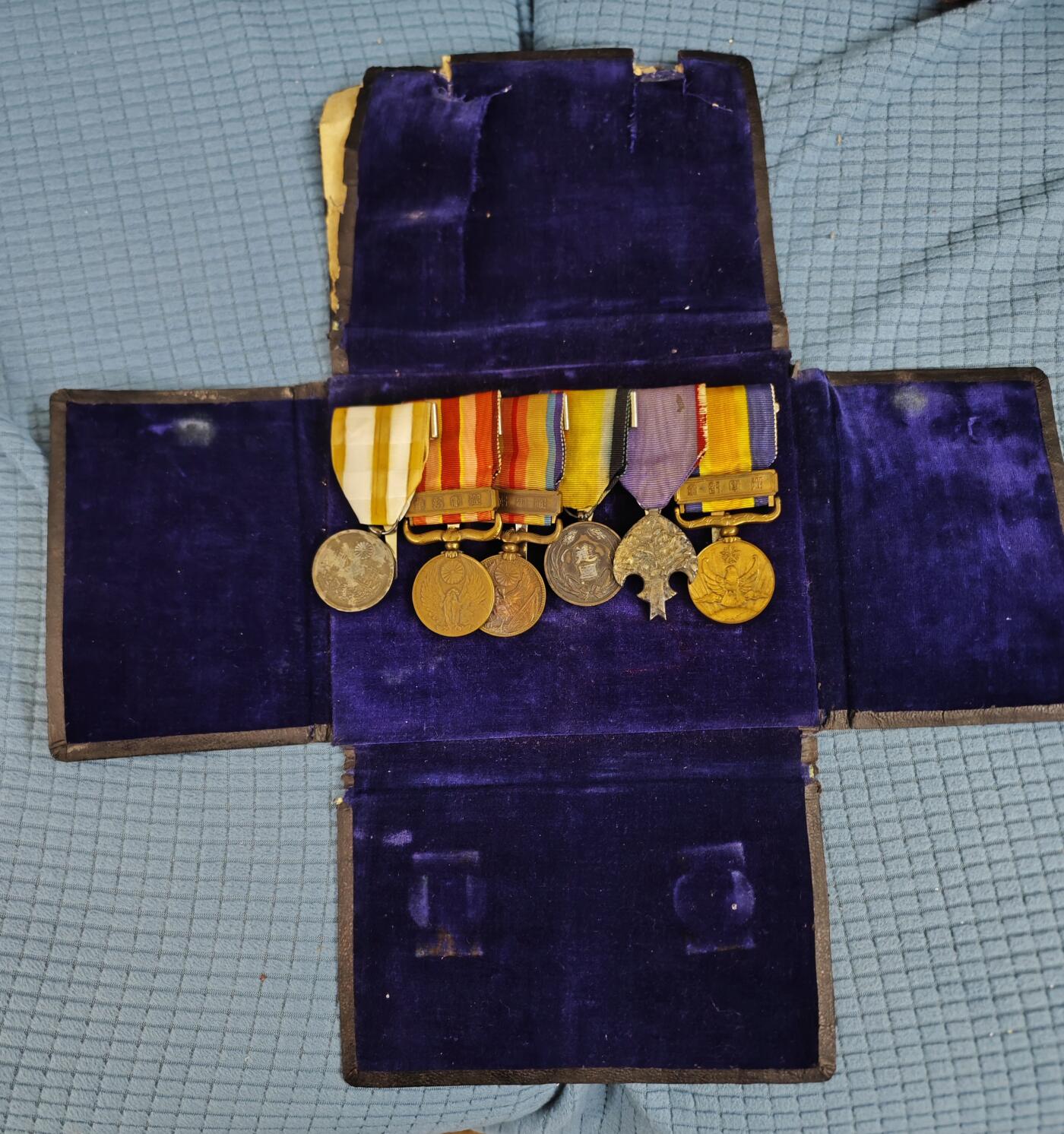 红色经典收藏拍卖专场第28期 勿忘国耻勿忘历史  二战鬼子章联排带原装皮套 皮套破损