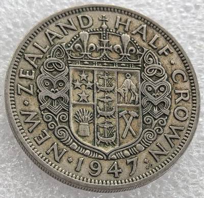 外国优质纪念币银币，周六晚上九点倒数截拍，满百包邮，可寄存半年，喜欢朋友微信扫描二维码可直接参拍 - 新西兰1947年盾徽半克朗