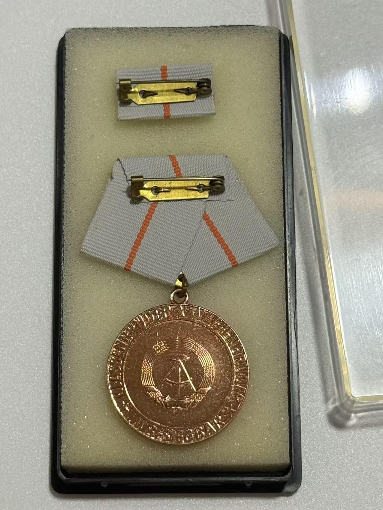 韵星假日精品2025秋季军品类拍卖会-- Rimey Holidays Boutique 2025 Autumn Militaria Sale 民主德国铜级巩固战斗友谊奖章带盒略 授予参与国际军事行动的军人和准军事组织成员