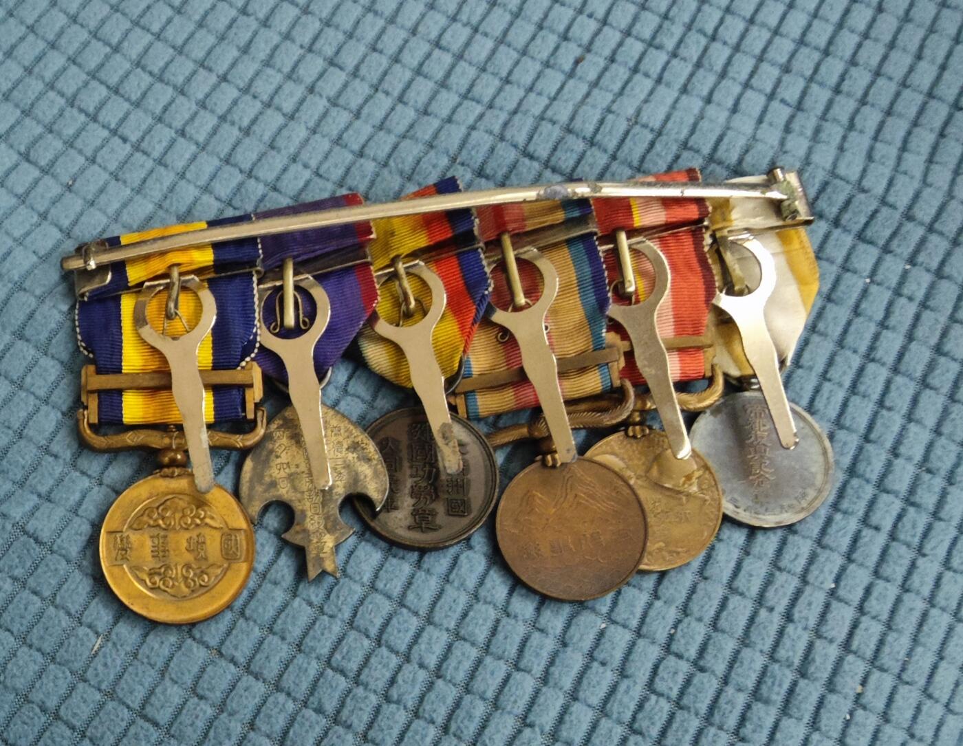 红色经典收藏拍卖专场第28期 勿忘国耻勿忘历史  二战鬼子章联排带原装皮套 皮套破损