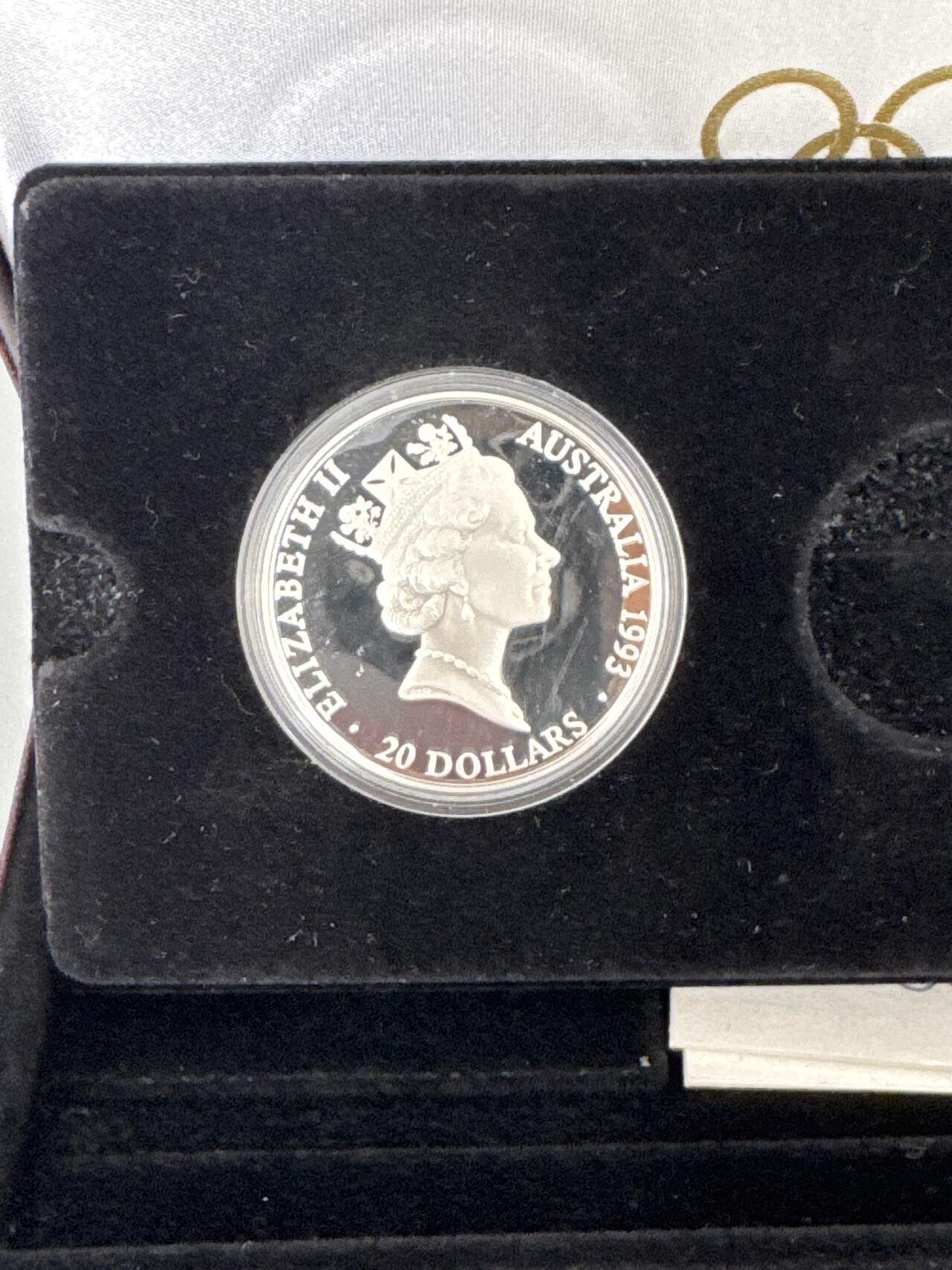 ❤️【币观天下】❤️ 第329期钱币拍卖- 2025.10.31周五晚上6点半场-长期征集拍品 2*1盎司盒证齐全澳大利亚1993年奥运百年-参与、友谊、公平竞争精制纪念银币2枚套925银33.63克+33.63克，直径40毫米