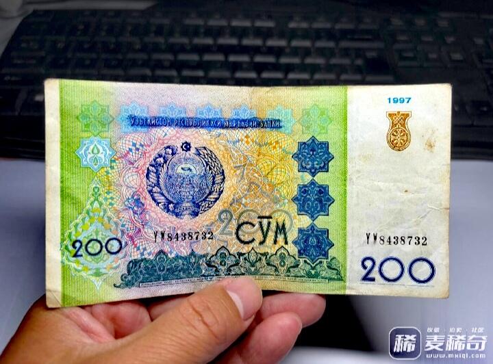 乌兹别克斯坦1994、97、99年100、200、500索姆“数三“兼狮子号靓品纸币