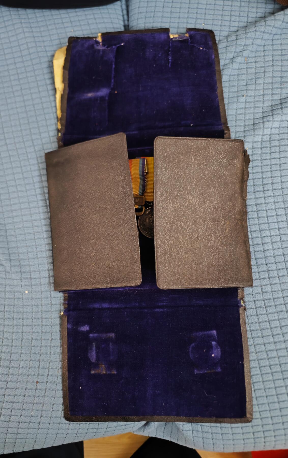 红色经典收藏拍卖专场第28期 勿忘国耻勿忘历史  二战鬼子章联排带原装皮套 皮套破损