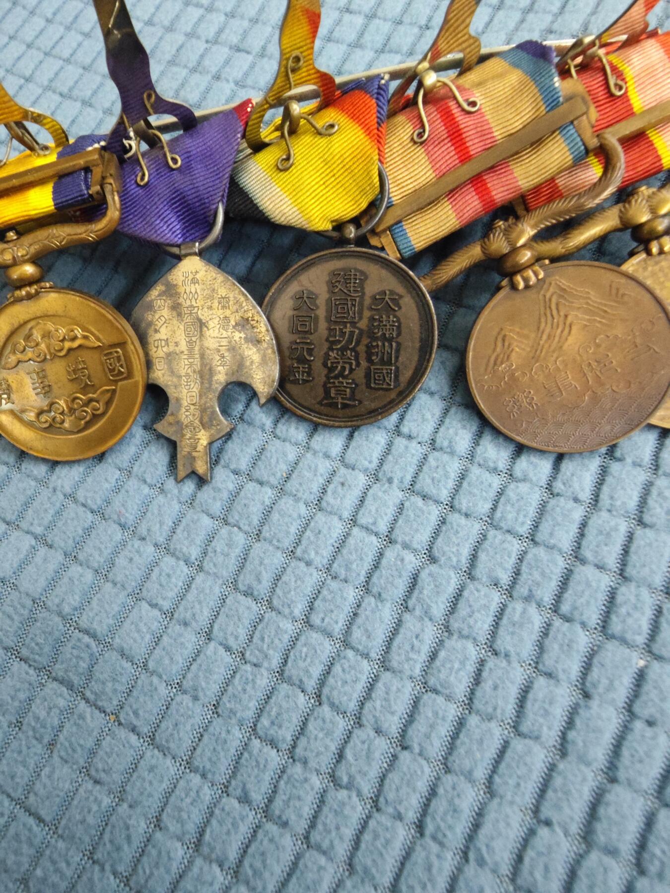 红色经典收藏拍卖专场第28期 勿忘国耻勿忘历史  二战鬼子章联排带原装皮套 皮套破损