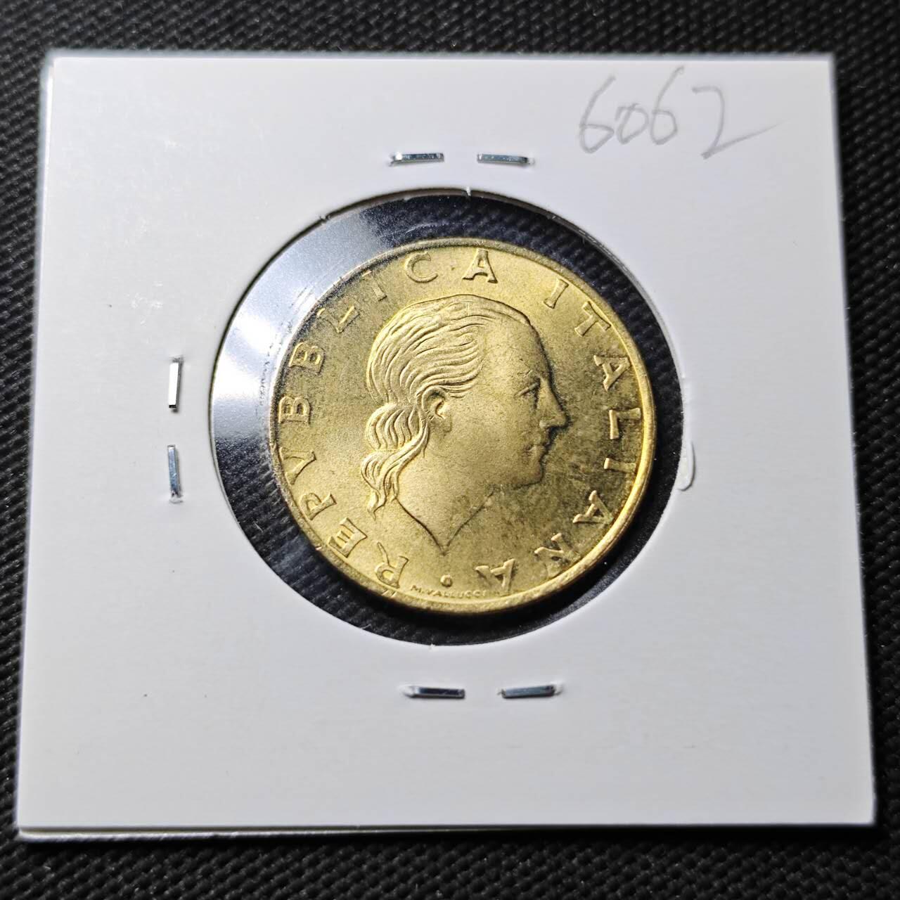 KK钱币收藏小铺  第360场  2月预留时间 周末发货  1988意大利200里拉铜币 好品