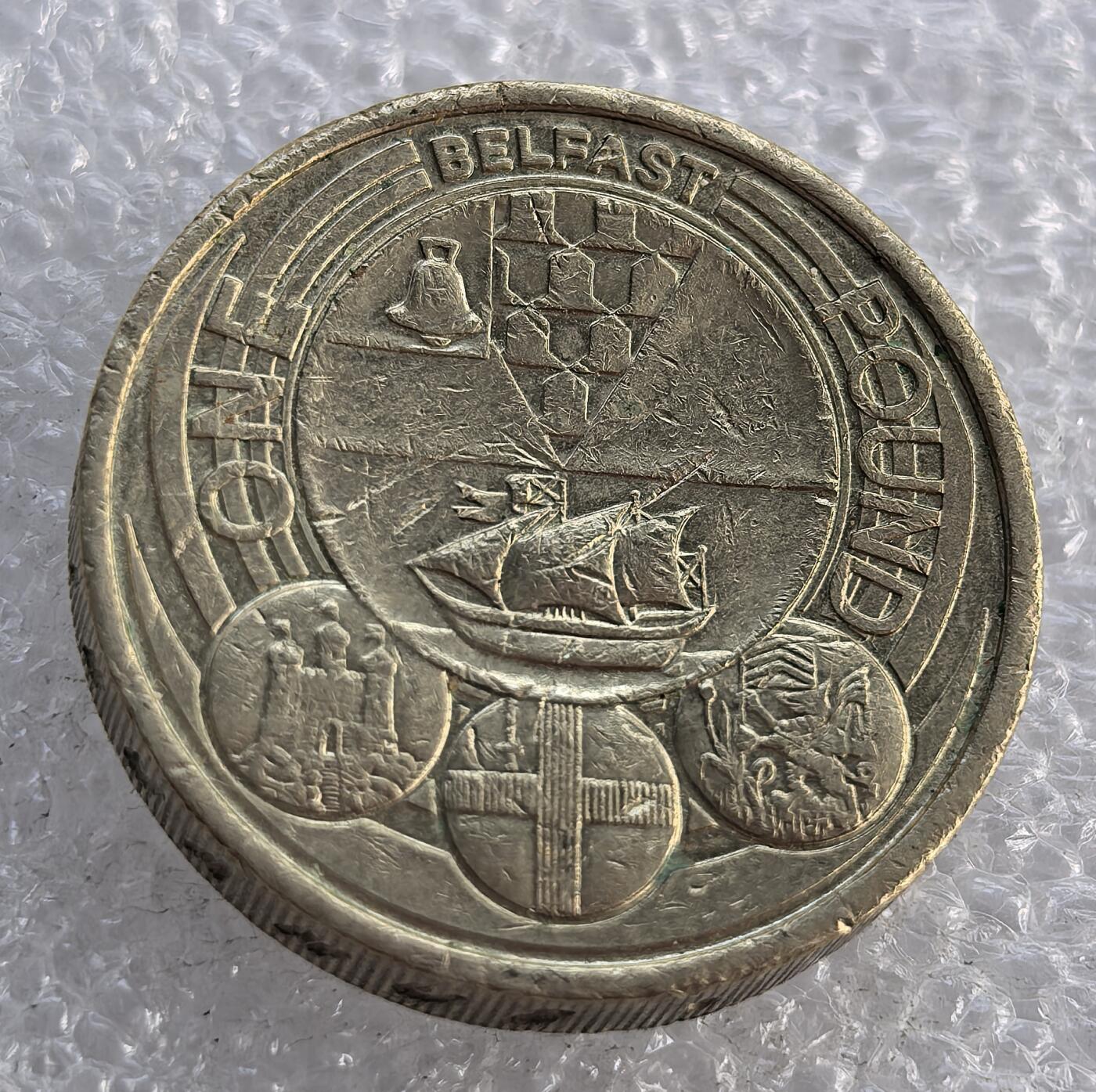 外国优质纪念币银币，周六晚上九点倒数截拍，满百包邮，可寄存半年，喜欢朋友微信扫描二维码可直接参拍 英国贝尔法斯特1镑