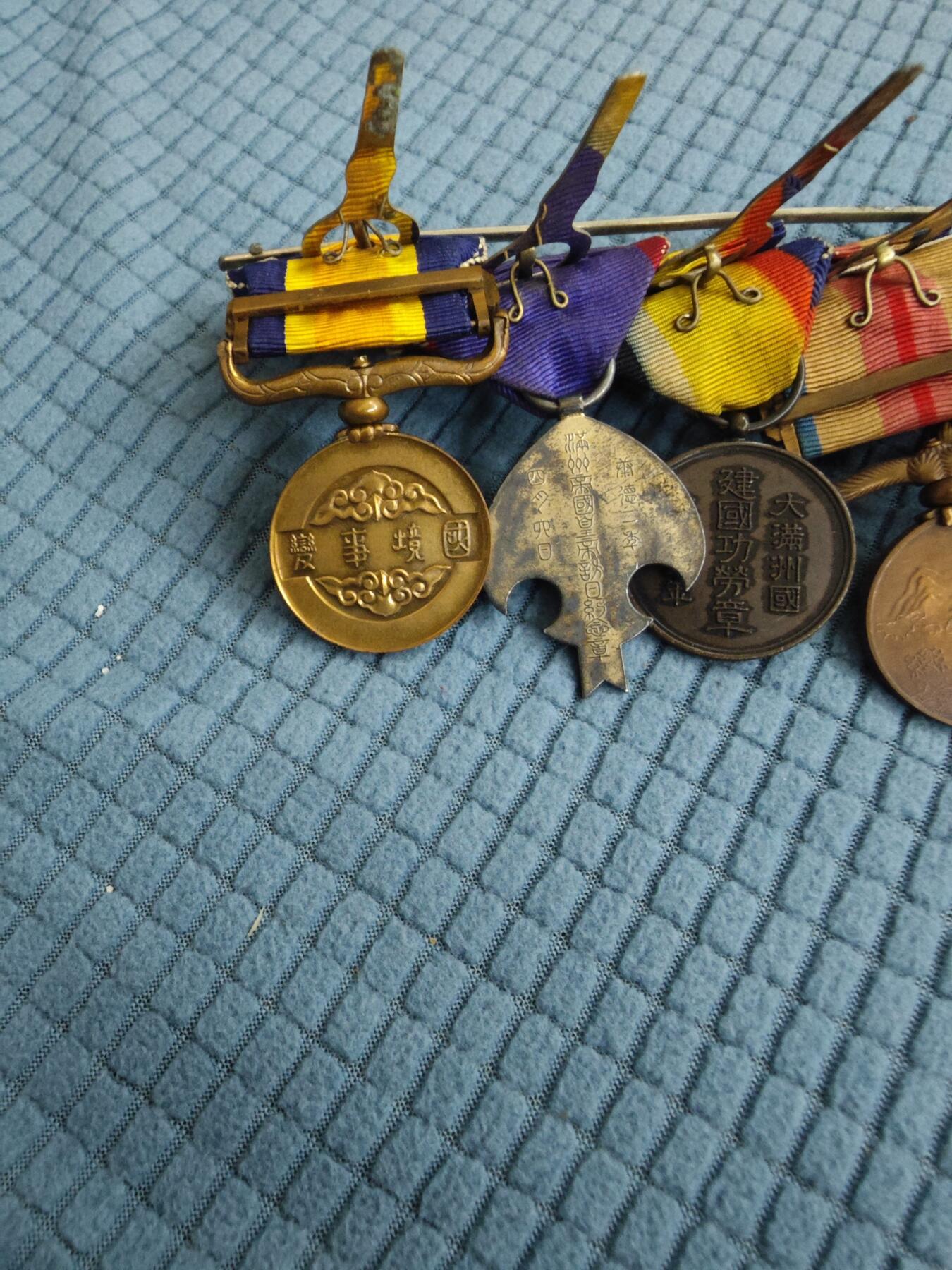 红色经典收藏拍卖专场第28期 勿忘国耻勿忘历史  二战鬼子章联排带原装皮套 皮套破损