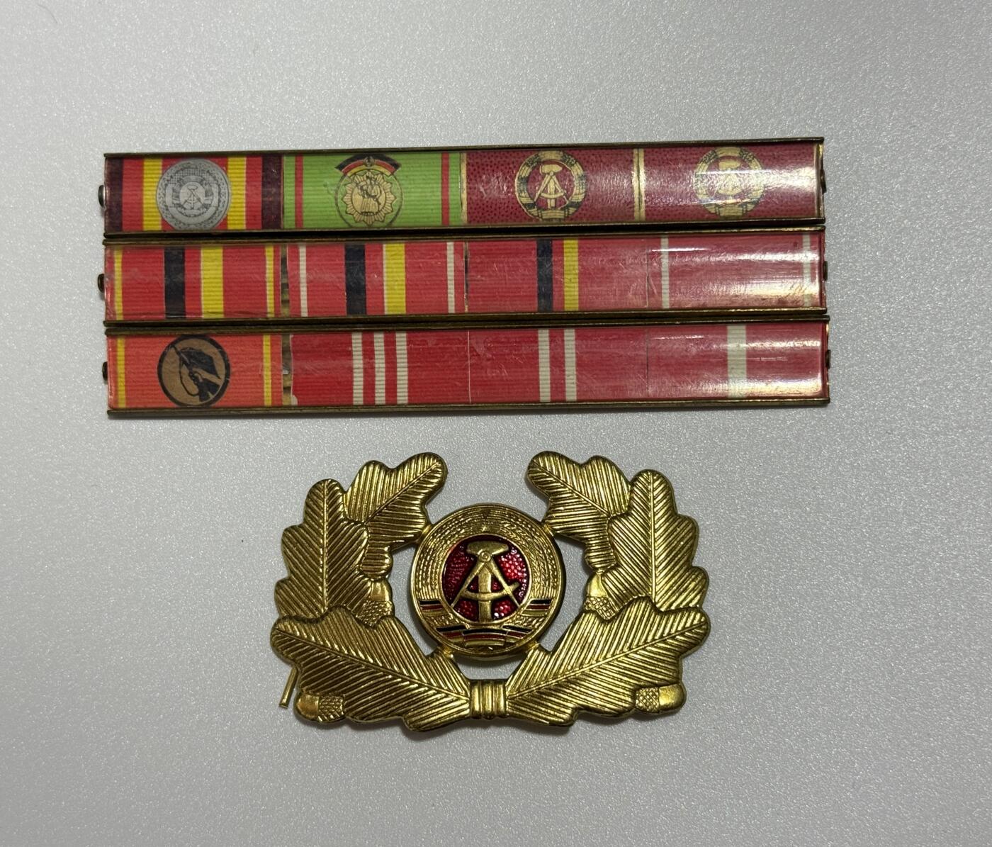 韵星假日精品2025秋季军品类拍卖会-- Rimey Holidays Boutique 2025 Autumn Militaria Sale 民主德国勋章联排、勋略   工战队优秀服役+忠诚服役联排  人民警察荣誉勋章+工战队功绩全套联排  勋略：国家荣誉、民警功勋 各类工战队功勋、服役   镀金帽徽