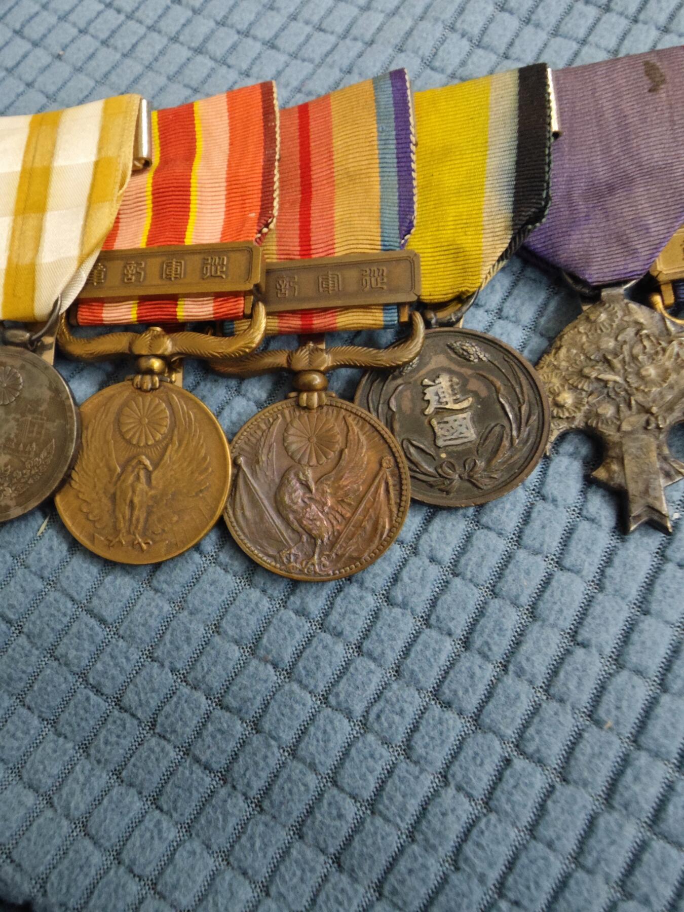 红色经典收藏拍卖专场第28期 勿忘国耻勿忘历史  二战鬼子章联排带原装皮套 皮套破损