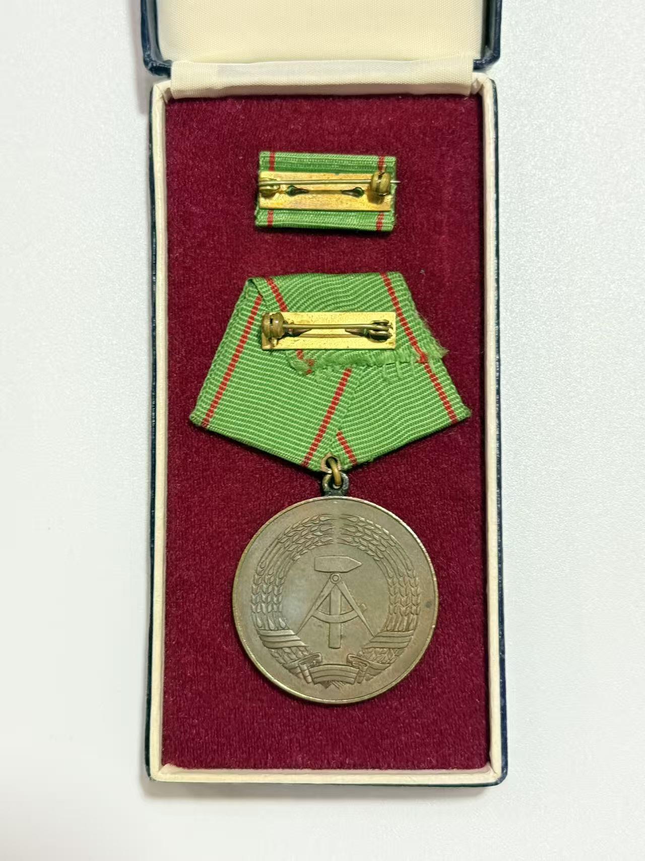 韵星假日精品2025秋季军品类拍卖会-- Rimey Holidays Boutique 2025 Autumn Militaria Sale 民主德国人民警察边防服务模范奖章（1956版）带盒略  早期绒布盒提手挂版本