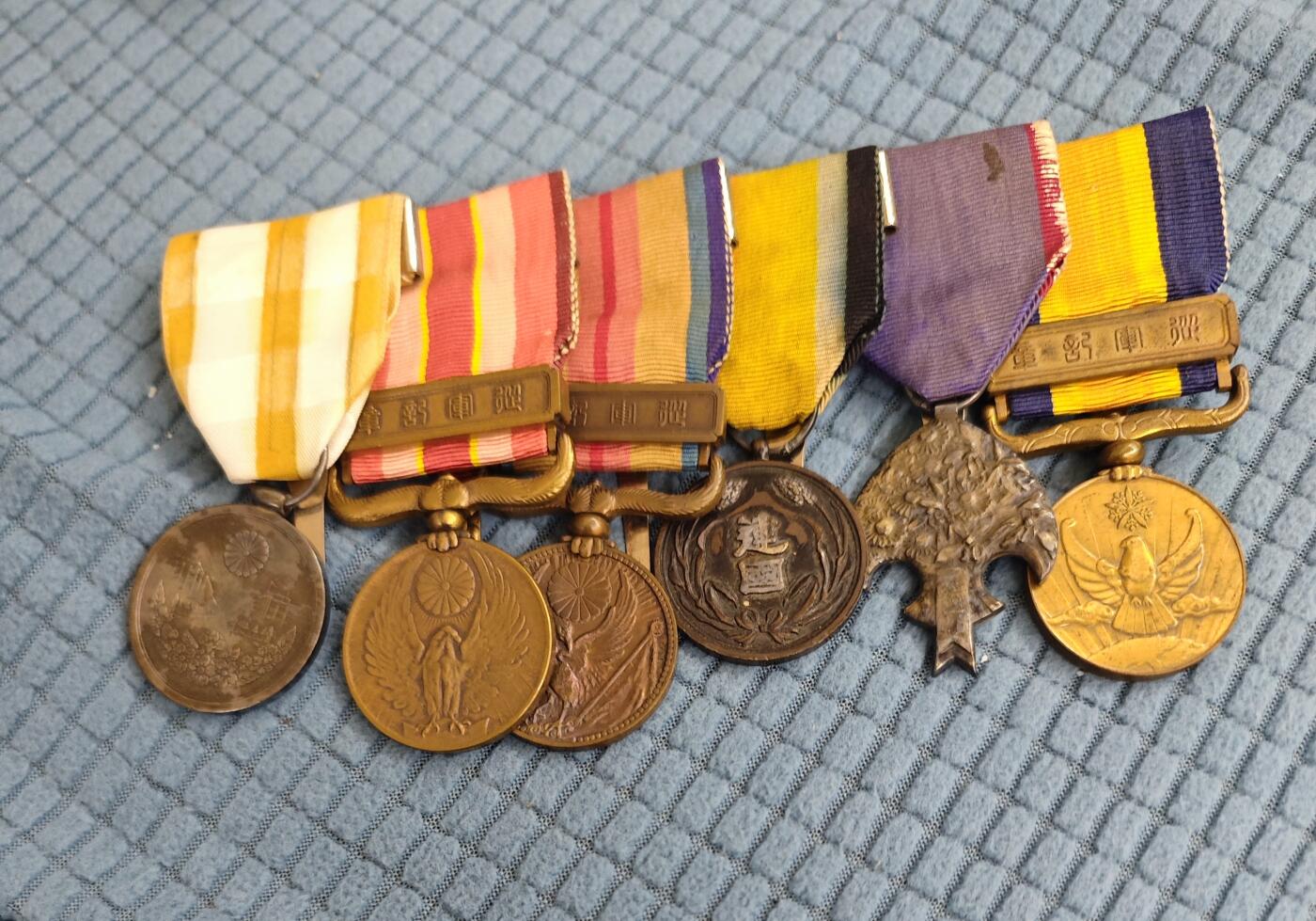 红色经典收藏拍卖专场第28期 勿忘国耻勿忘历史  二战鬼子章联排带原装皮套 皮套破损