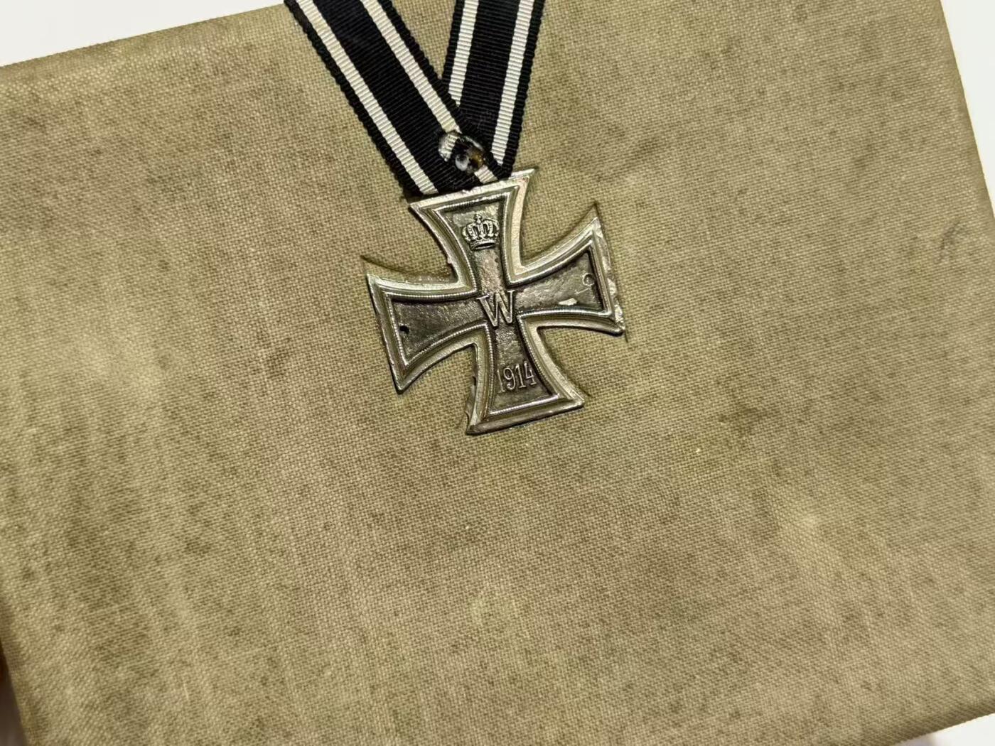 韵星假日精品2025秋季军品类拍卖会-- Rimey Holidays Boutique 2025 Autumn Militaria Sale 帝德铁十字定制盒收藏一组（包含镶嵌有二级铁十字勋章的定制盒一个、kag厂标二铁➕兴登堡奖章二联排一组、二级铁十字勋章纽扣迷你章一枚、巴伐利亚王国士兵证书一本、巴伐利亚王国路德维西国王纪念章一枚、巴伐利亚王国士兵cdv照片一张、一战爱国者之铁奖章、兴登堡元帅图像纪念品）本组藏品共8件