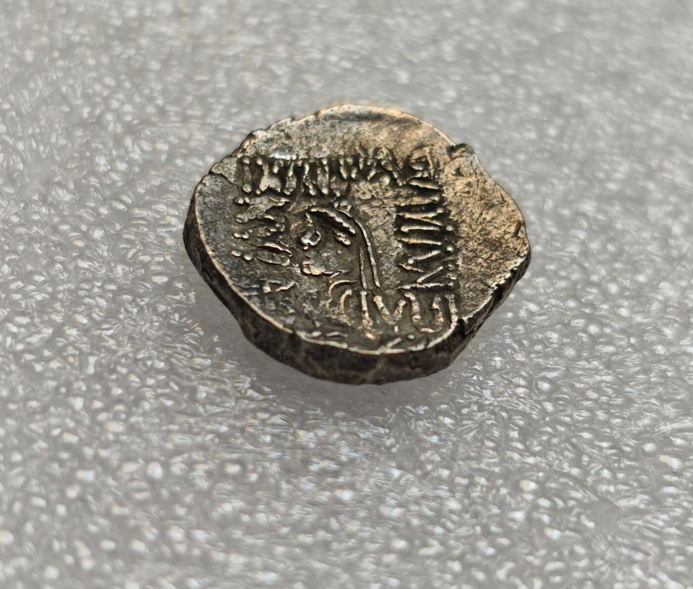 瓶子🏺第214期拍卖会  埃兰王国公元前54-前32年卡姆纳斯克里斯五世四德拉克马银币 打制于赫狄丰塞琉西亚城 卡姆纳斯克里斯五世面左像  后方锚记族徽  背面安息王像  埃兰王国早期高银版本  高浮雕美品  细节犀利