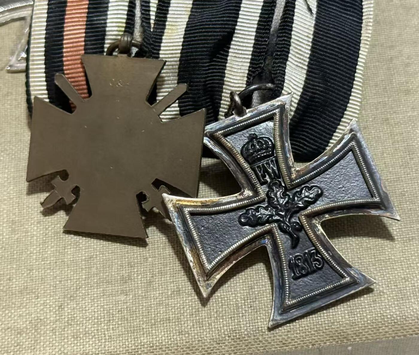 韵星假日精品2025秋季军品类拍卖会-- Rimey Holidays Boutique 2025 Autumn Militaria Sale 帝德铁十字定制盒收藏一组（包含镶嵌有二级铁十字勋章的定制盒一个、kag厂标二铁➕兴登堡奖章二联排一组、二级铁十字勋章纽扣迷你章一枚、巴伐利亚王国士兵证书一本、巴伐利亚王国路德维西国王纪念章一枚、巴伐利亚王国士兵cdv照片一张、一战爱国者之铁奖章、兴登堡元帅图像纪念品）本组藏品共8件