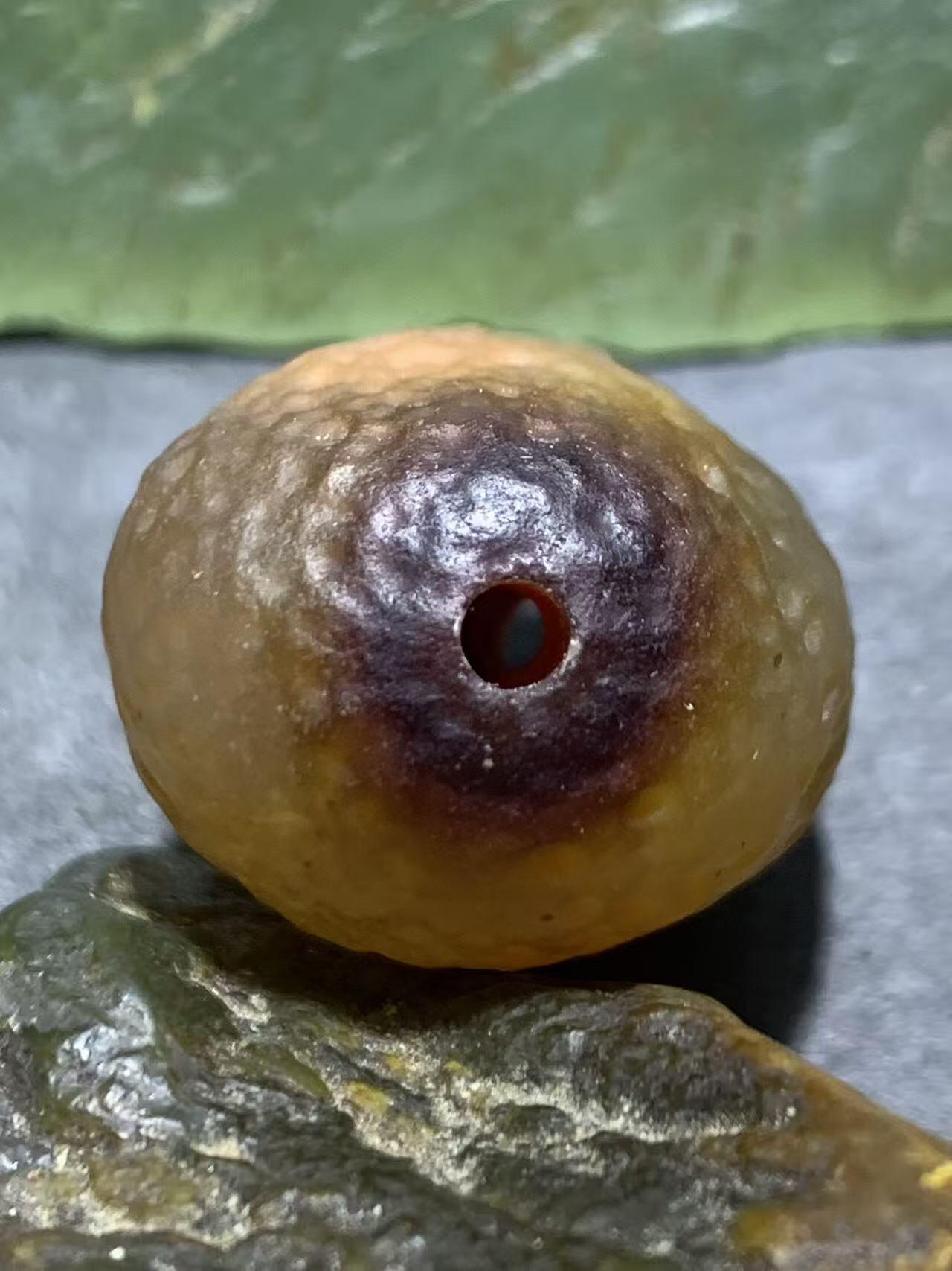 精美天然戈壁阿拉善麻皮酒红色俏色糖心大珠子一个，