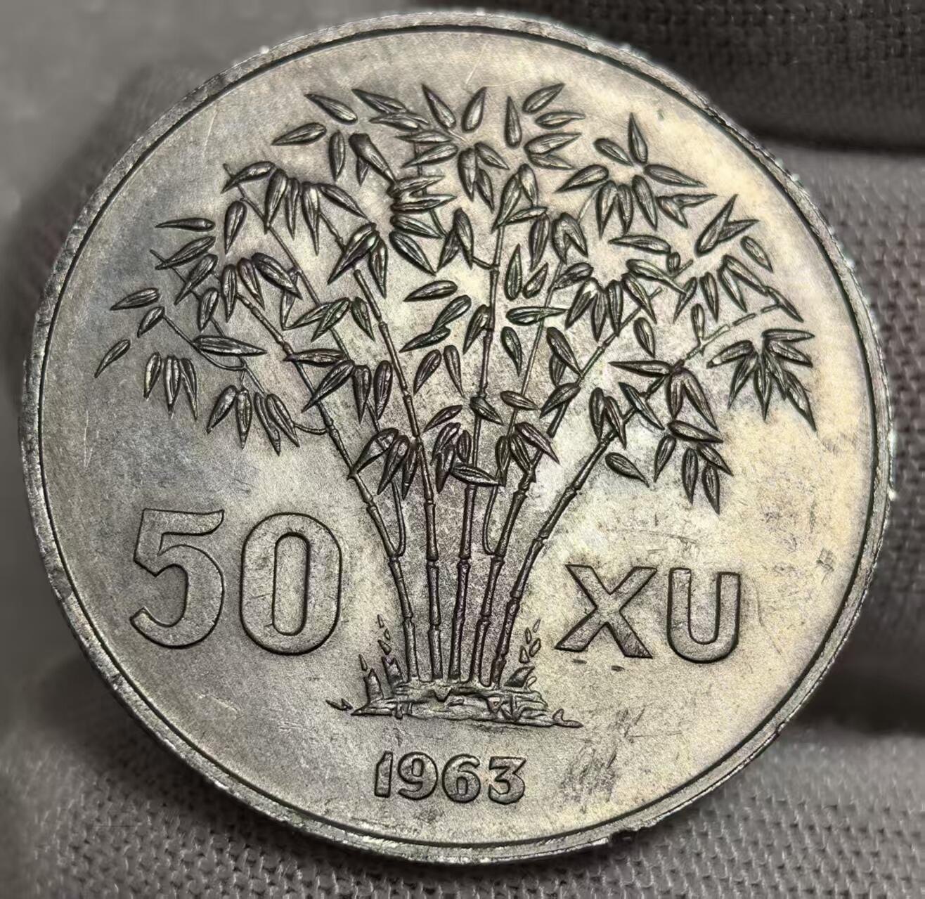 外国优质纪念币银币，周六晚上九点倒数截拍，满百包邮，可寄存半年，喜欢朋友微信扫描二维码可直接参拍