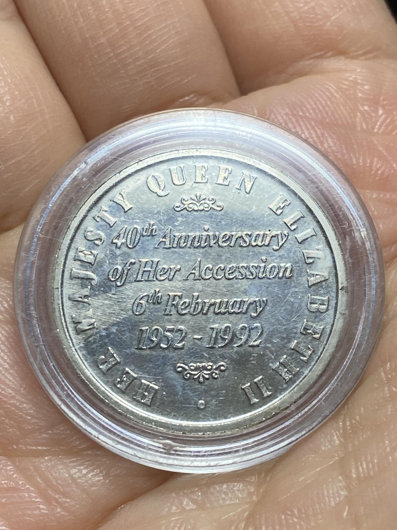 2025年第一百一十九场(总第一百四十五场）外国好品散币(免佣金) 英国🇬🇧纪念章(伊丽莎白二世登基40周年纪念章)