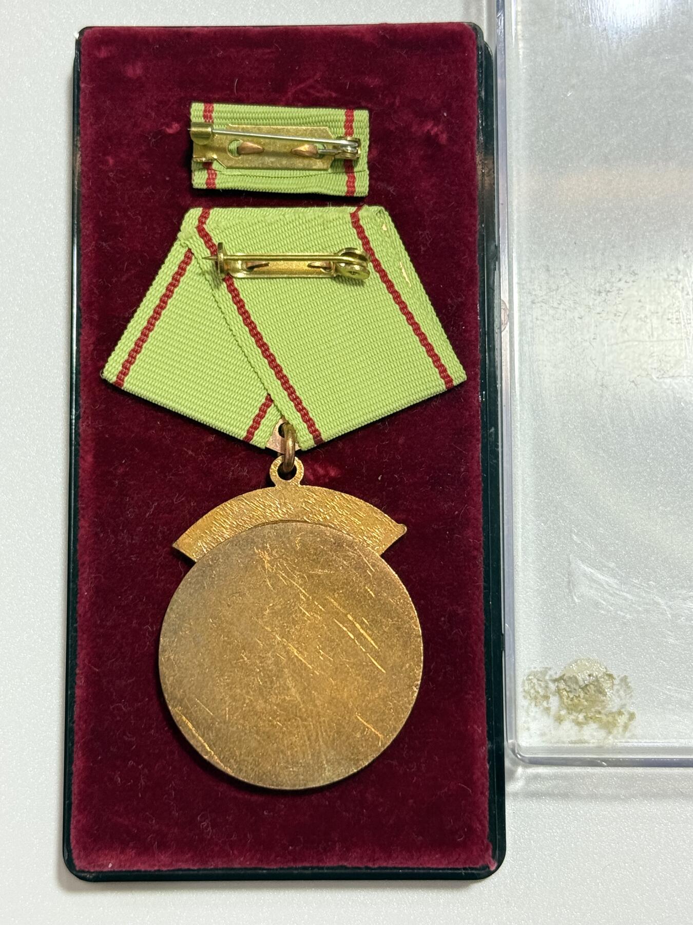 韵星假日精品2025秋季军品类拍卖会-- Rimey Holidays Boutique 2025 Autumn Militaria Sale 民主德国人民警察荣誉勋章带盒略 带绒布盒  人民警察领域高级勋赏