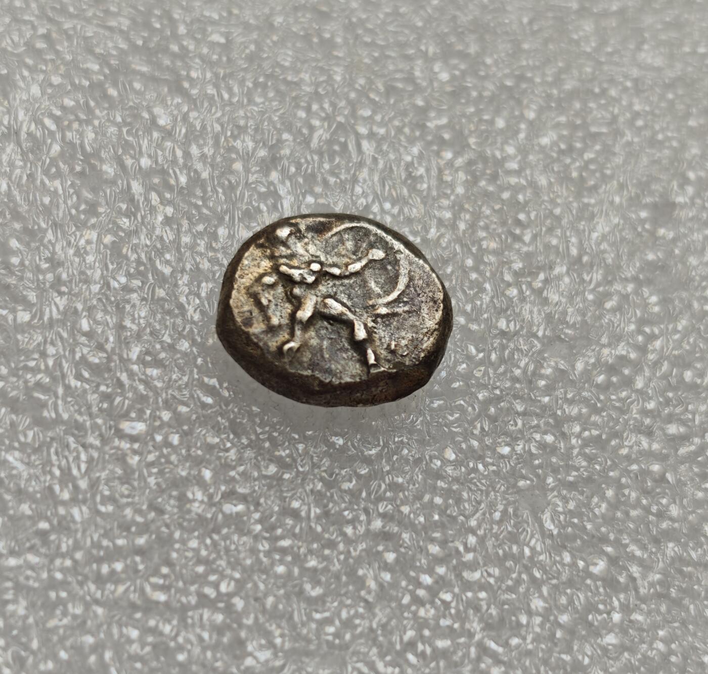 瓶子🏺第214期拍卖会  公元前5世纪中期  小亚细亚的艾斯蓬杜斯城邦打制  面值1斯达特银币   稀少的早期古风版  正面古希腊重装步兵准备作战的姿势  身着头盔  手持盾牌和长矛  背面三曲腿符 艾斯彭多斯城邦早期古风银币  这枚算完整清晰好品  这个品种多打制粗略