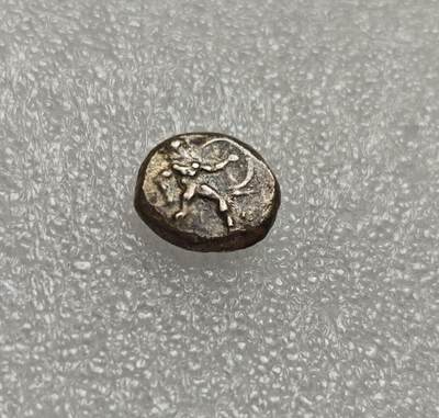 瓶子🏺第214期拍卖会 -  公元前5世纪中期  小亚细亚的艾斯蓬杜斯城邦打制  面值1斯达特银币   稀少的早期古风版  正面古希腊重装步兵准备作战的姿势  身着头盔  手持盾牌和长矛  背面三曲腿符 艾斯彭多斯城邦早期古风银币  这枚算完整清晰好品  这个品种多打制粗略  16-18毫米  11克