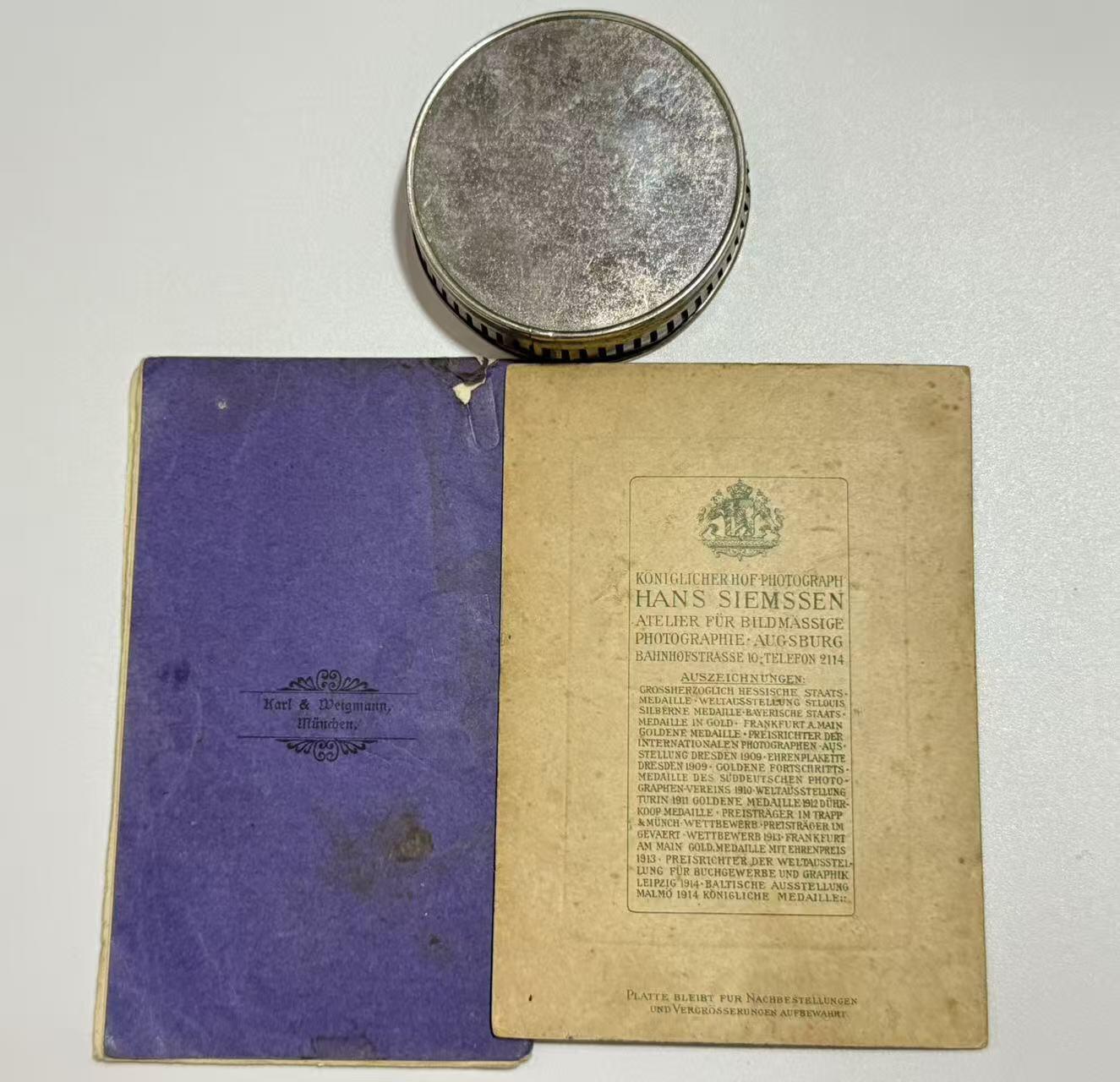 韵星假日精品2025秋季军品类拍卖会-- Rimey Holidays Boutique 2025 Autumn Militaria Sale 帝德铁十字定制盒收藏一组（包含镶嵌有二级铁十字勋章的定制盒一个、kag厂标二铁➕兴登堡奖章二联排一组、二级铁十字勋章纽扣迷你章一枚、巴伐利亚王国士兵证书一本、巴伐利亚王国路德维西国王纪念章一枚、巴伐利亚王国士兵cdv照片一张、一战爱国者之铁奖章、兴登堡元帅图像纪念品）本组藏品共8件