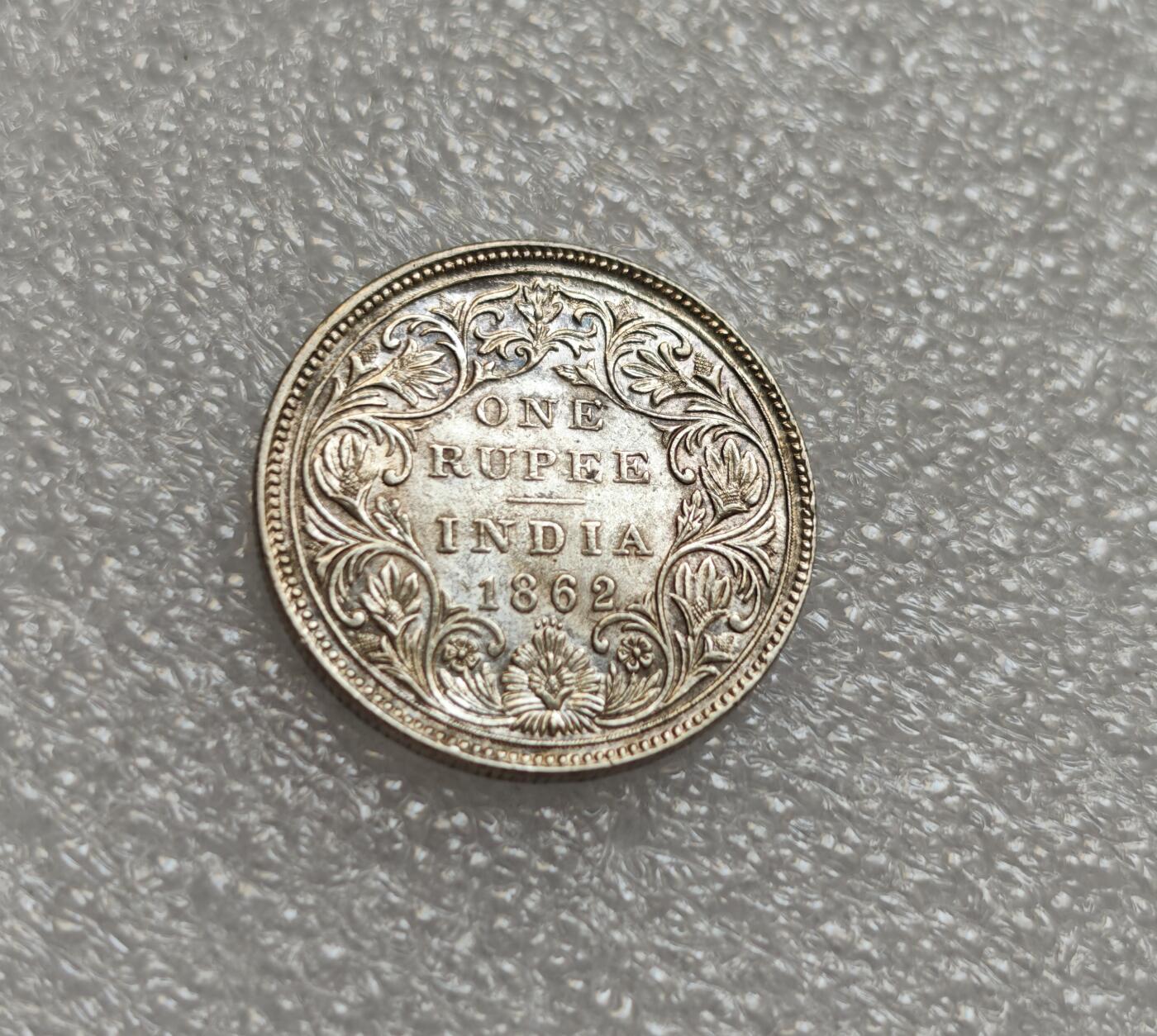 瓶子🏺第214期拍卖会  英属印度1862年维多利亚印度皇帝装1卢比银币  带光带粉彩