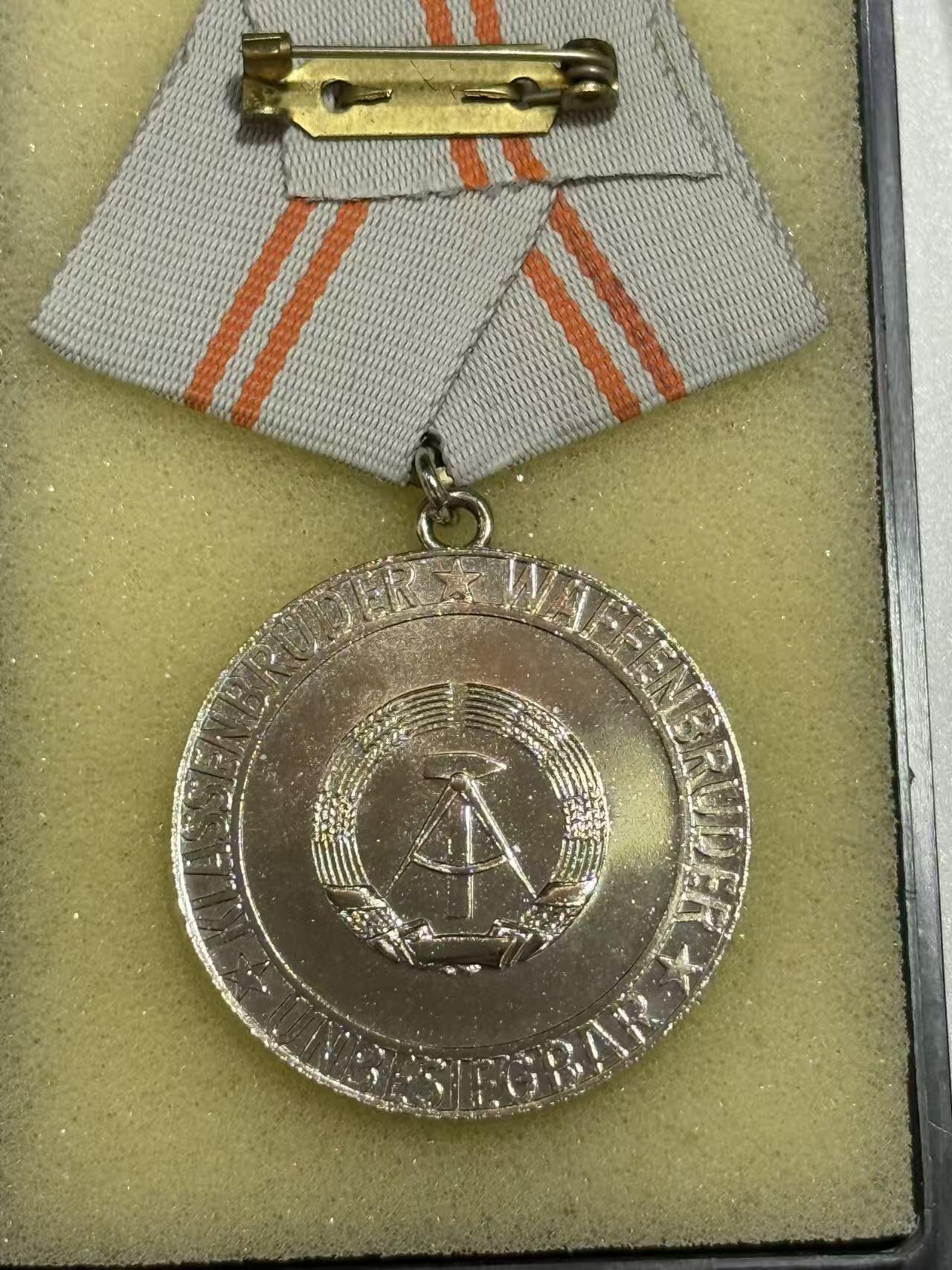 韵星假日精品2025秋季军品类拍卖会-- Rimey Holidays Boutique 2025 Autumn Militaria Sale 民主德国银级巩固战斗友谊奖章带盒略 授予参与国际军事行动的军人和准军事组织成员