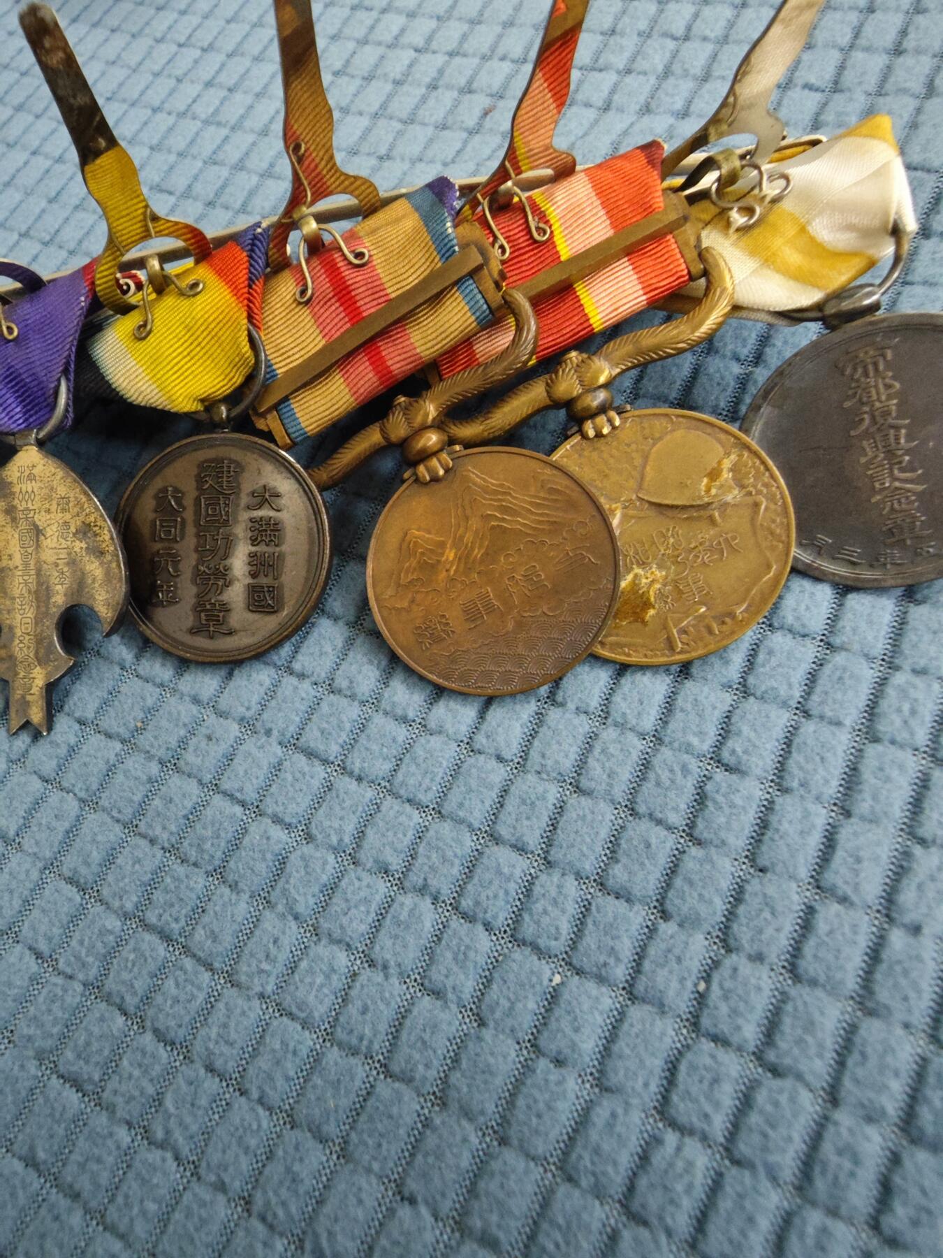 红色经典收藏拍卖专场第28期 勿忘国耻勿忘历史  二战鬼子章联排带原装皮套 皮套破损