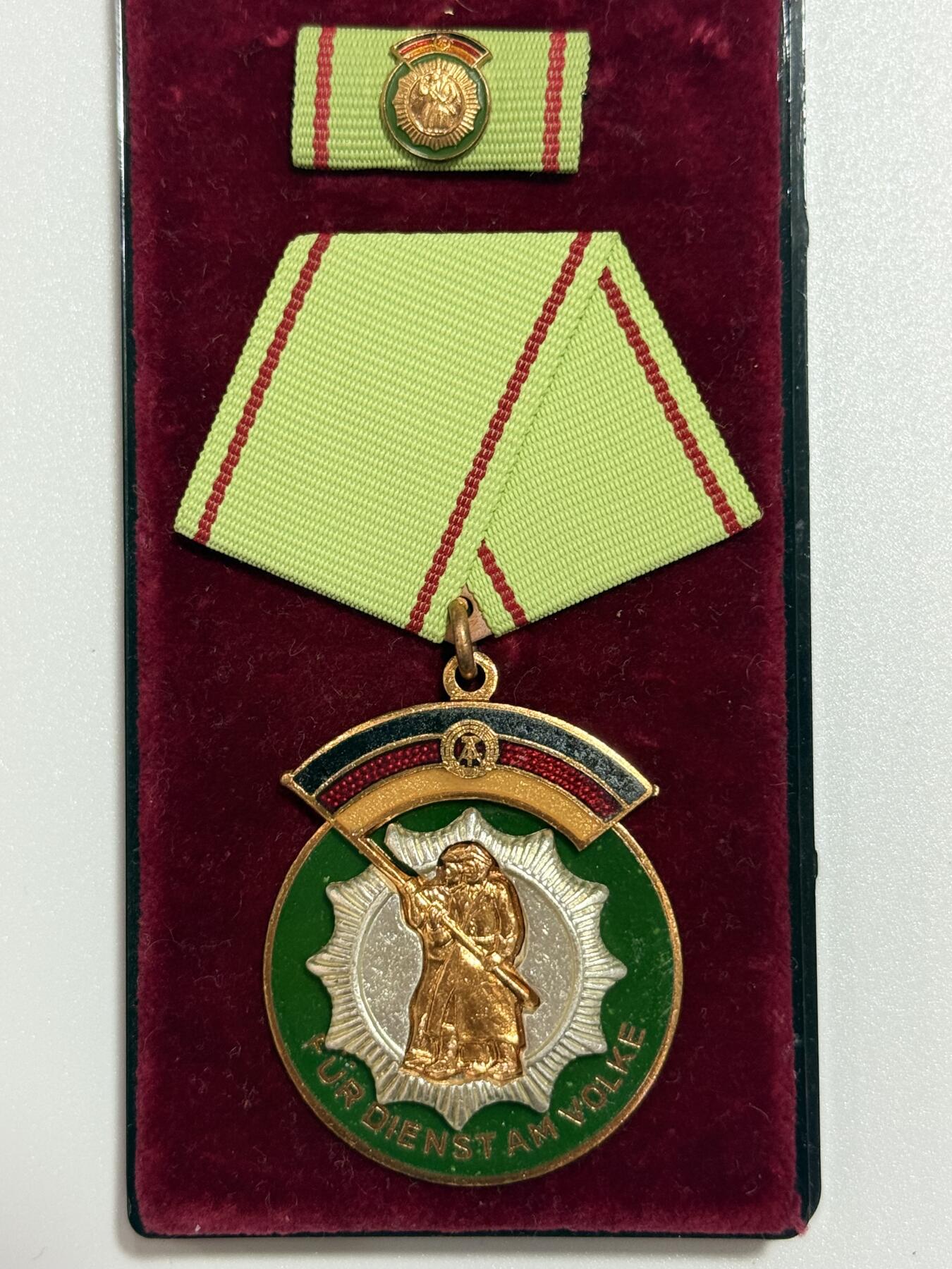 韵星假日精品2025秋季军品类拍卖会-- Rimey Holidays Boutique 2025 Autumn Militaria Sale 民主德国人民警察荣誉勋章带盒略 带绒布盒  人民警察领域高级勋赏