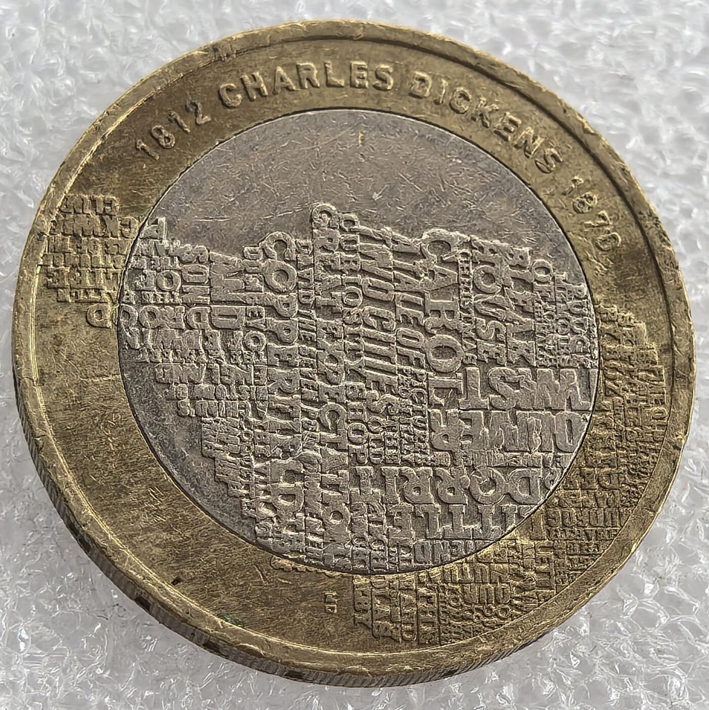 外国优质纪念币银币，周六晚上九点倒数截拍，满百包邮，可寄存半年，喜欢朋友微信扫描二维码可直接参拍 流通好品英国2012年狄更斯2磅纪念币