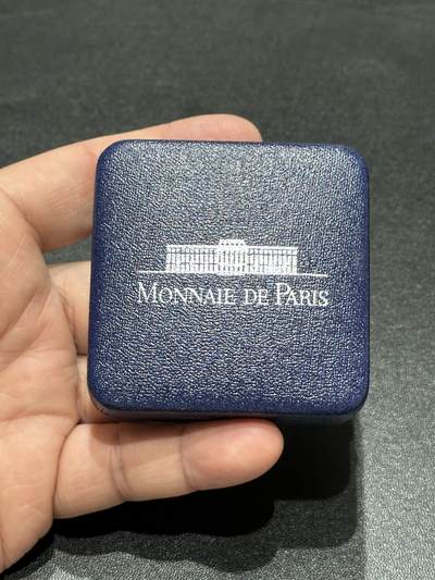 《外钞收藏家》第五百八十期（精选场）（本平台长期征集拍品、欢迎藏友们联系合作） - 法国1994年卢浮宫馆藏系列萨莫萨雷斯的胜利女神精制纪念银币（盒证齐全）