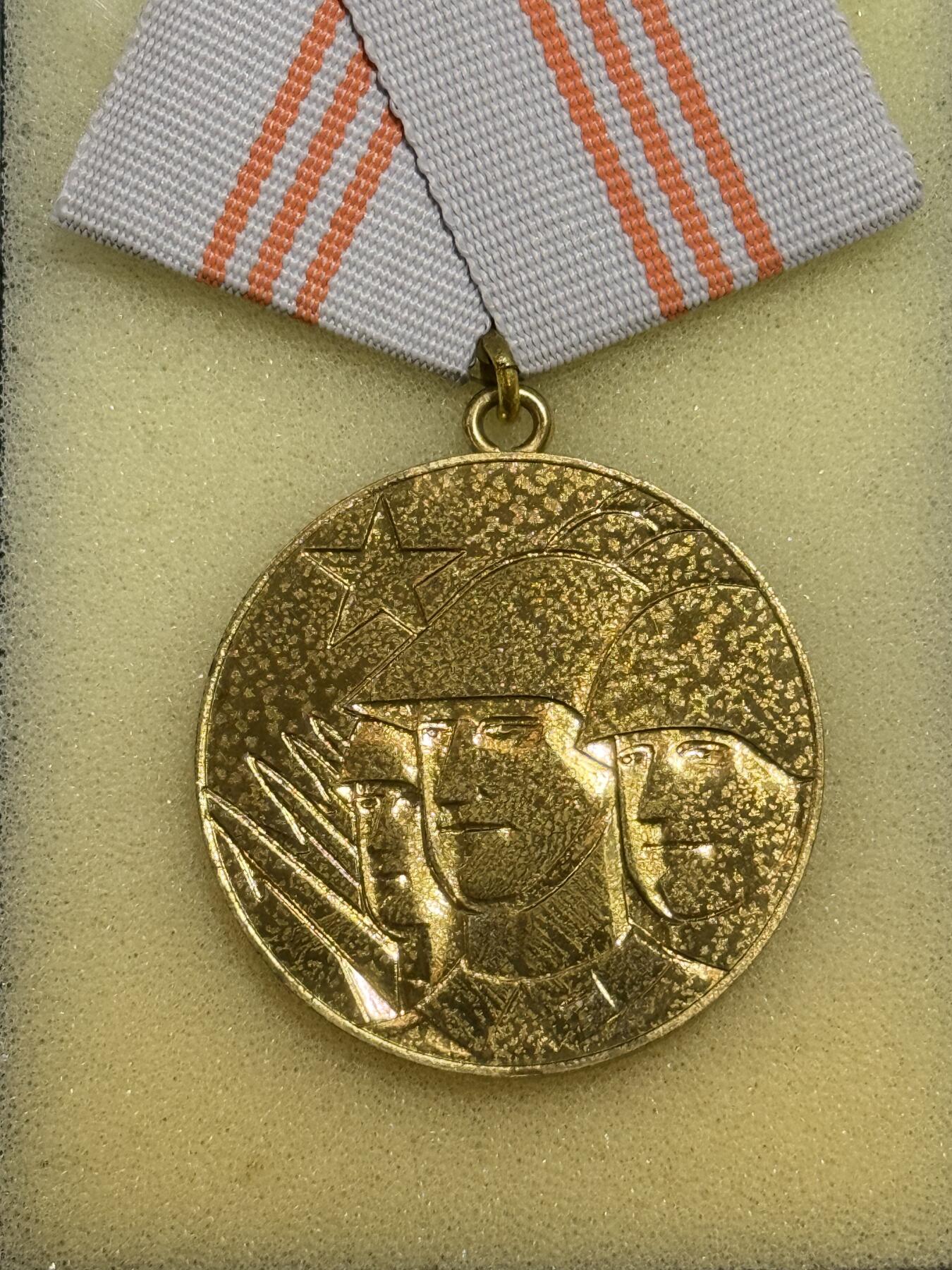 韵星假日精品2025秋季军品类拍卖会-- Rimey Holidays Boutique 2025 Autumn Militaria Sale 民主德国金级巩固战斗友谊奖章带盒略 授予参与国际军事行动的军人和准军事组织成员