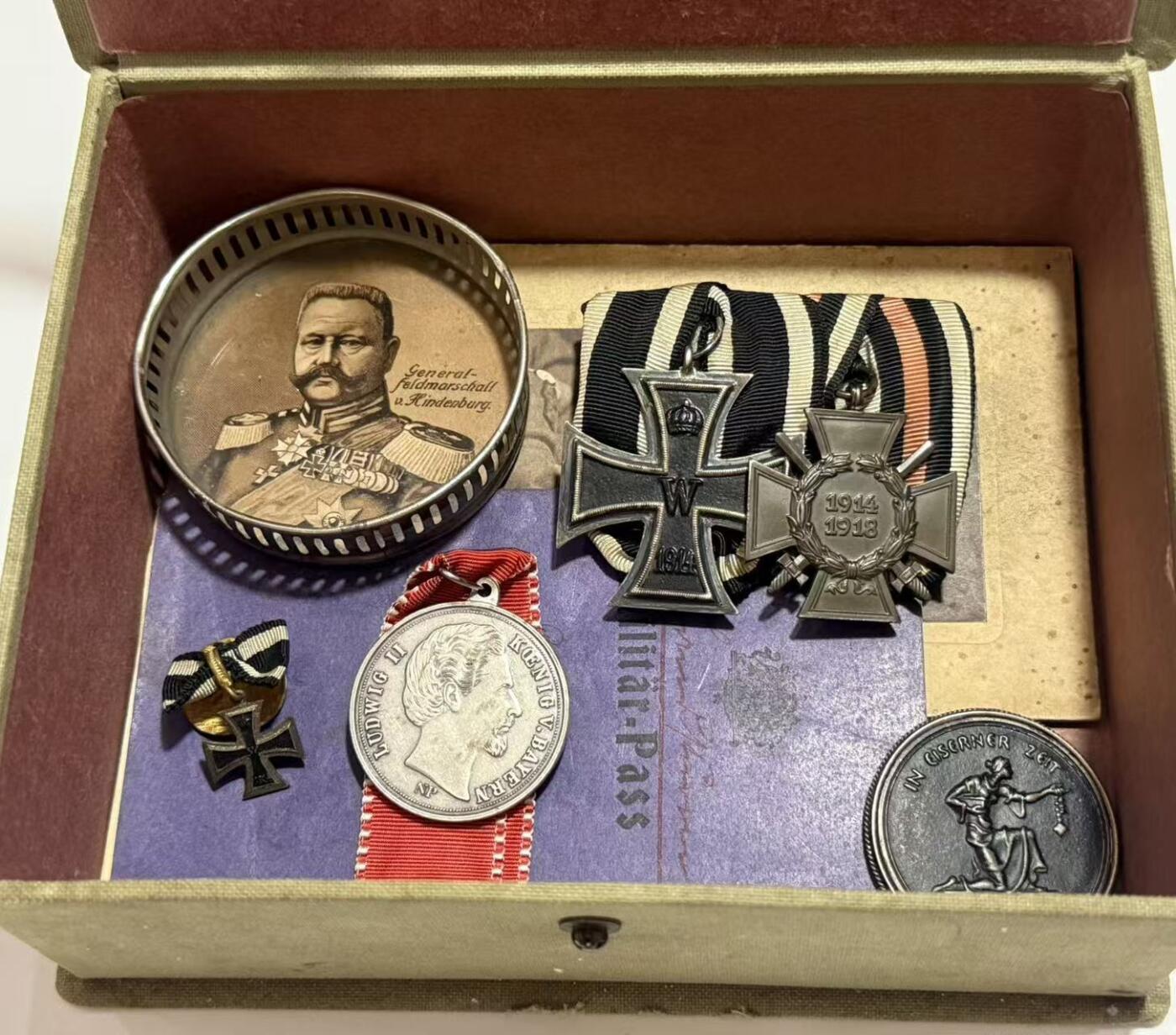 韵星假日精品2025秋季军品类拍卖会-- Rimey Holidays Boutique 2025 Autumn Militaria Sale 帝德铁十字定制盒收藏一组（包含镶嵌有二级铁十字勋章的定制盒一个、kag厂标二铁➕兴登堡奖章二联排一组、二级铁十字勋章纽扣迷你章一枚、巴伐利亚王国士兵证书一本、巴伐利亚王国路德维西国王纪念章一枚、巴伐利亚王国士兵cdv照片一张、一战爱国者之铁奖章、兴登堡元帅图像纪念品）本组藏品共8件