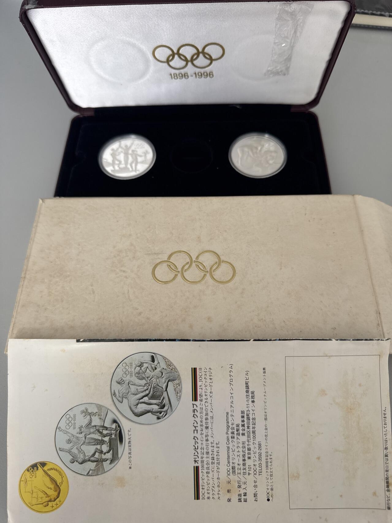 ❤️【币观天下】❤️ 第329期钱币拍卖- 2025.10.31周五晚上6点半场-长期征集拍品 2*1盎司盒证齐全澳大利亚1993年奥运百年-参与、友谊、公平竞争精制纪念银币2枚套925银33.63克+33.63克，直径40毫米