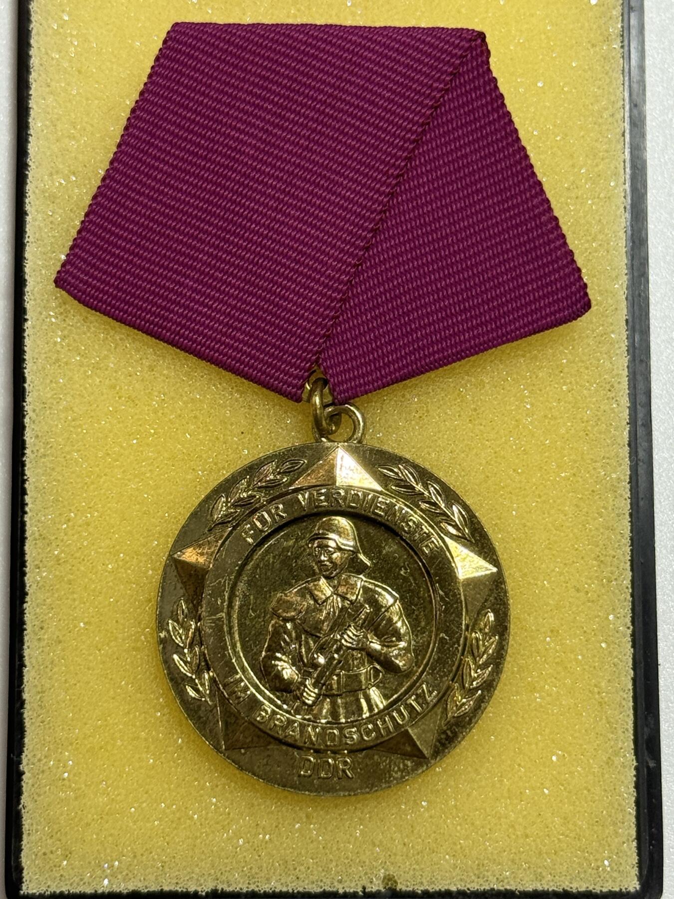 韵星假日精品2025秋季军品类拍卖会-- Rimey Holidays Boutique 2025 Autumn Militaria Sale 民主德国消防功绩奖章带盒略  消防领域高级别勋赏（消防功绩仅这一级别）