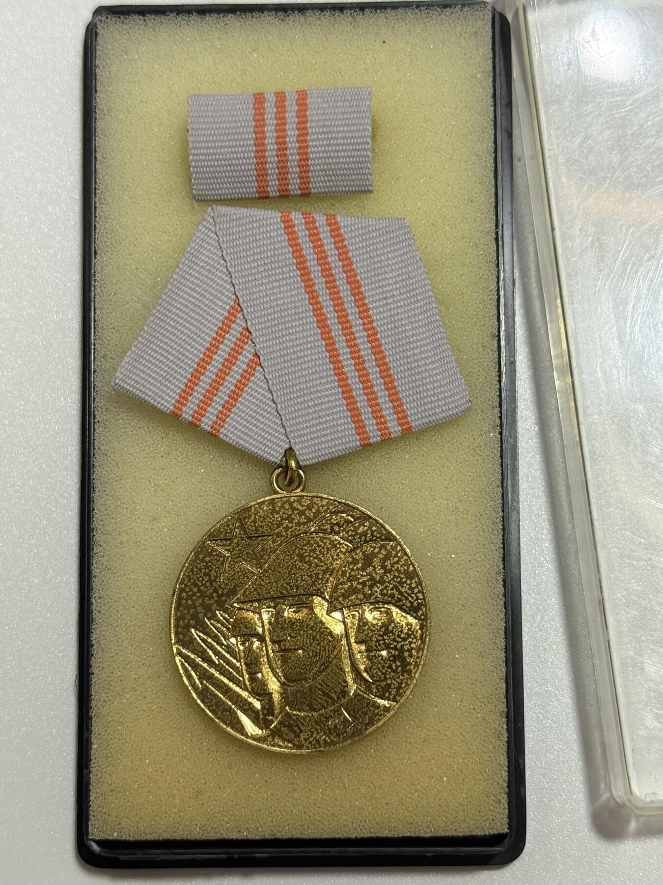 韵星假日精品2025秋季军品类拍卖会-- Rimey Holidays Boutique 2025 Autumn Militaria Sale 民主德国金级巩固战斗友谊奖章带盒略 授予参与国际军事行动的军人和准军事组织成员