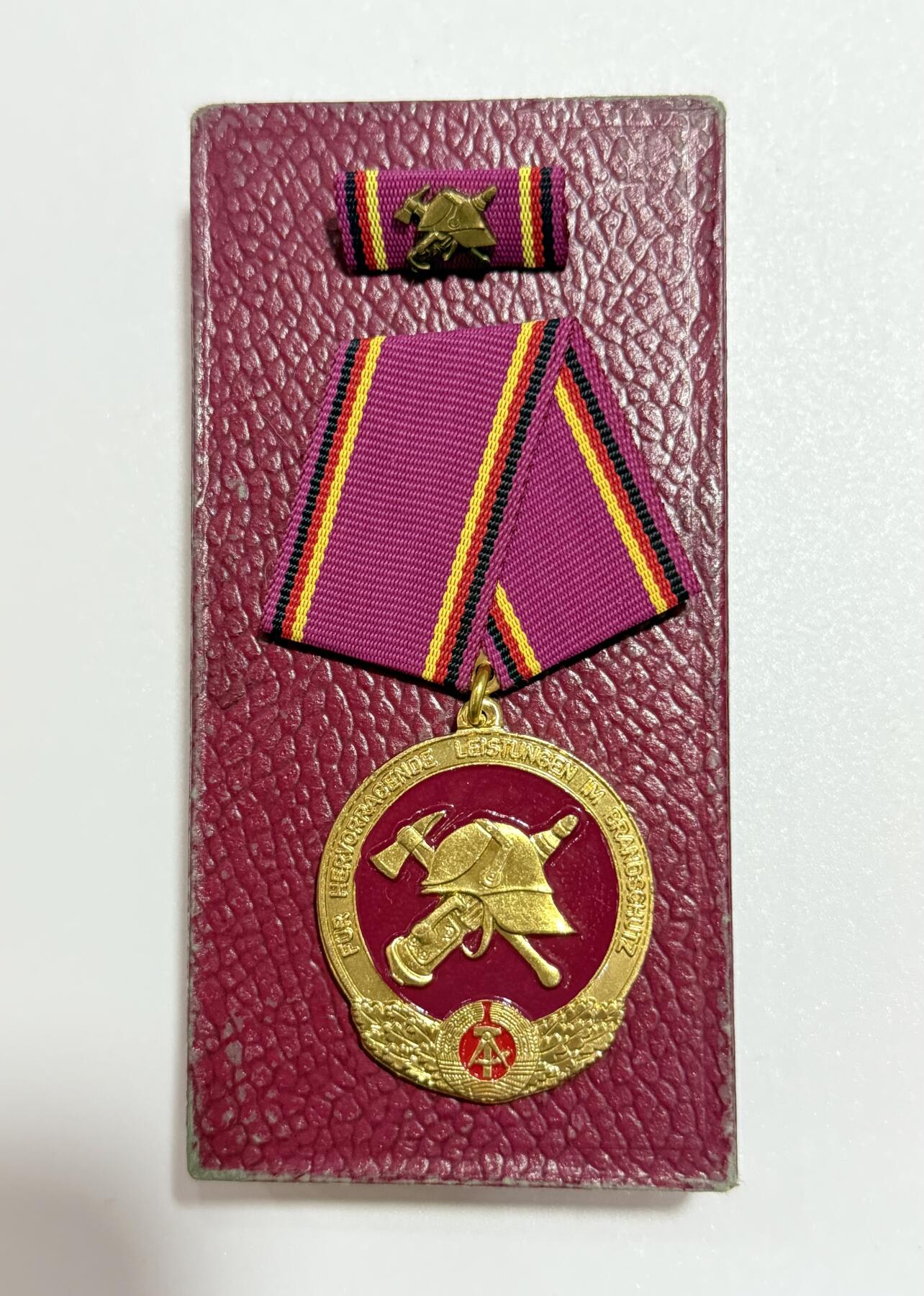 韵星假日精品2025秋季军品类拍卖会-- Rimey Holidays Boutique 2025 Autumn Militaria Sale 民主德国消防突出成就奖章带盒略  消防领域T0级别高级勋赏